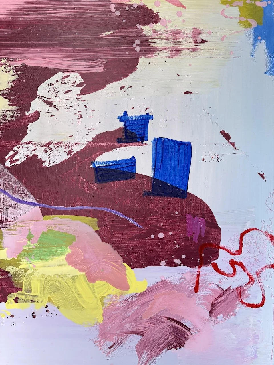 Abstrakte Farbmalerei mit Pinselstrichen in Rosa, Blau, Gelb, Rot und Weiß, mit einigen sichtbaren Farbklecksen und Linien.