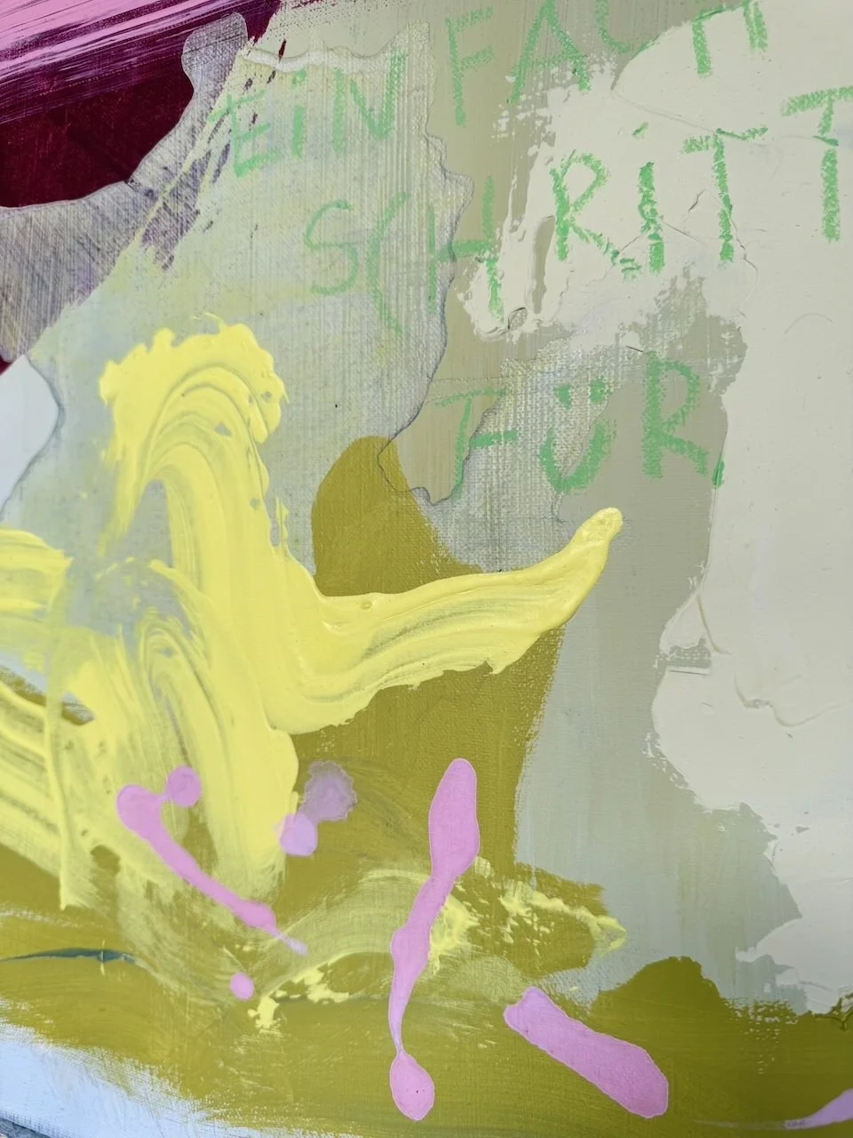 Abstrakte Gemälde mit bunten Farben, darunter Gelb, Pink, Grau und Grün, mit sichtbaren Pinselstrichen und Text auf der Oberfläche.