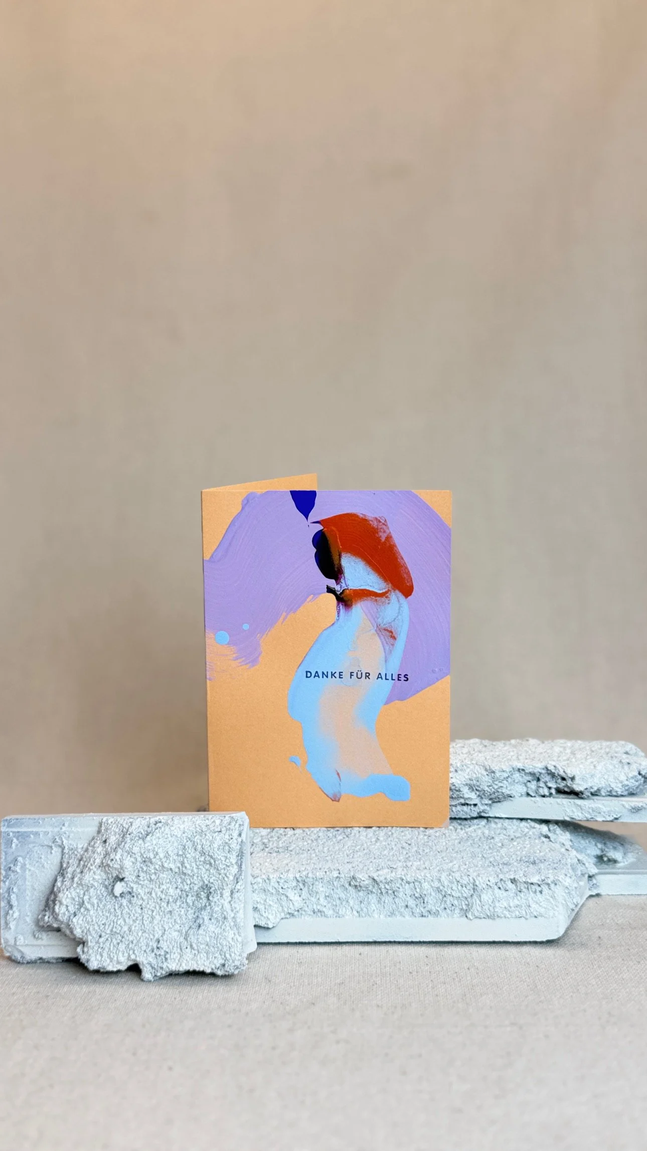Kunstkarte mit abstraktem Farbdesign auf orangenem Hintergrund, Schriftzug "Danke für alles" 