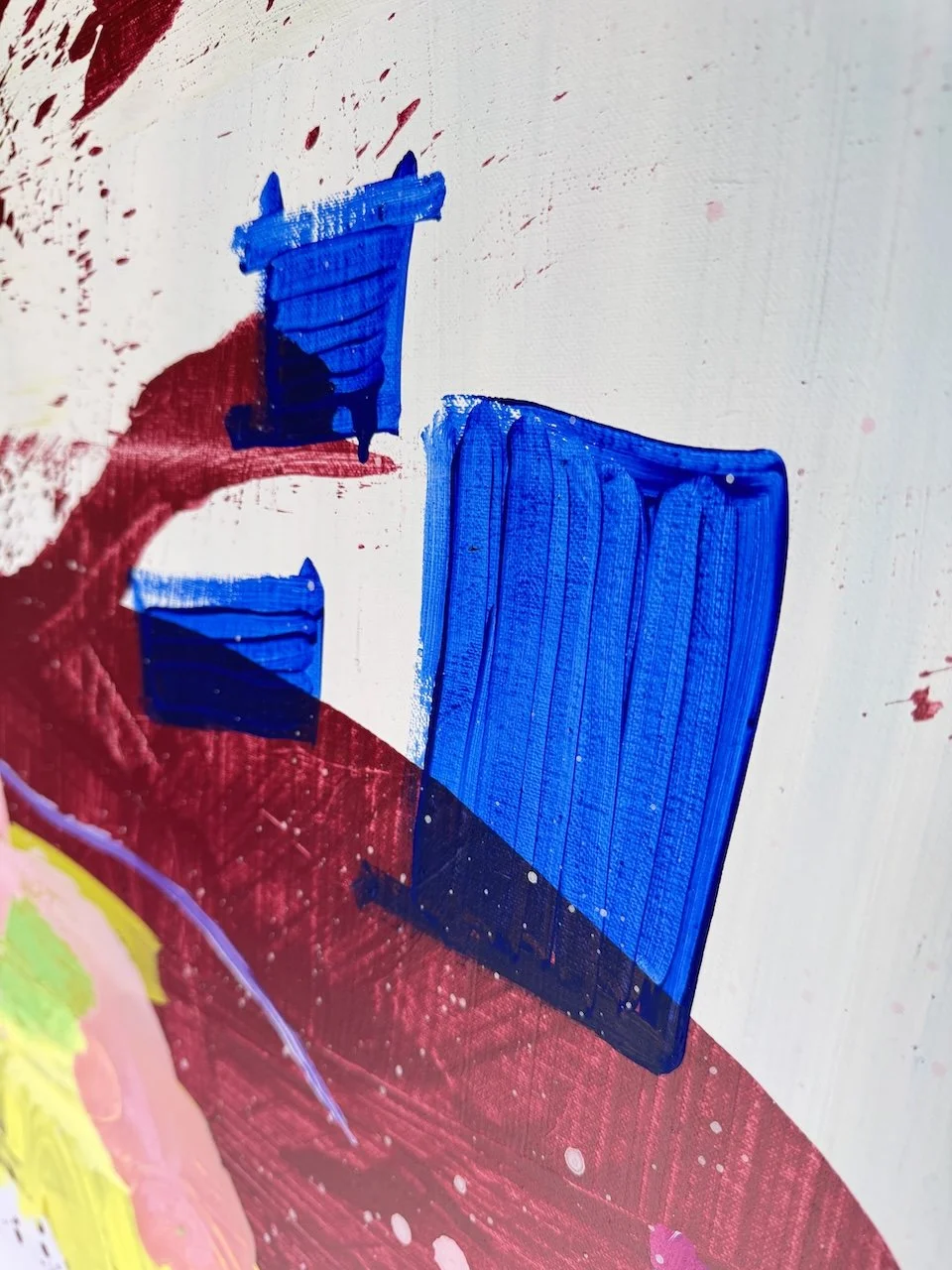 Abstrakte farbige Acrylmalerei mit blauen, roten, gelben und weißen Farben, die in verschiedenen Texturen und Formen auf einer Leinwand verteilt sind.