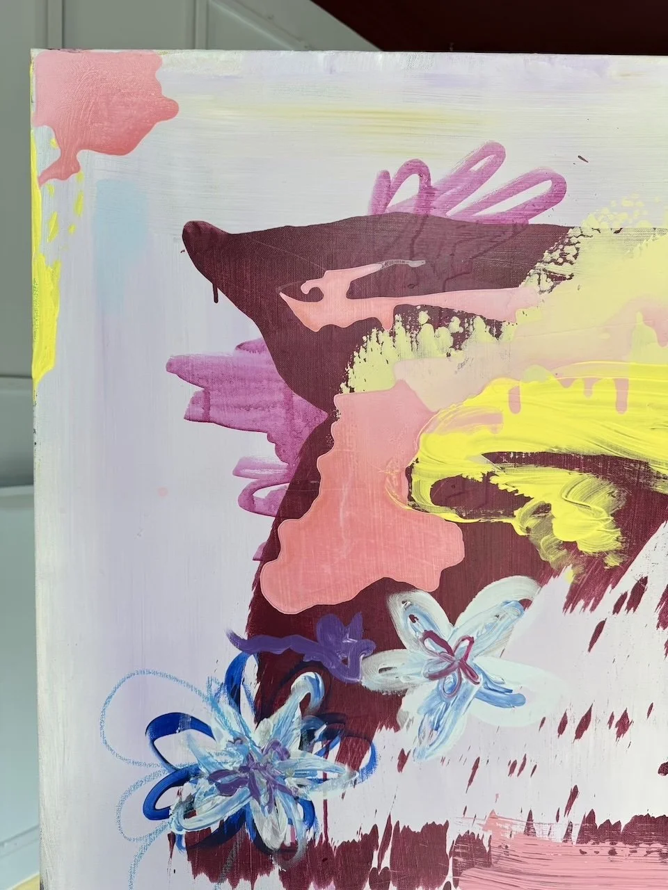 Abstrakte Farbenspiel mit rosa, gelb, blau und weiß, inklusive Schmetterlingsmotiven und einem dunklen Bereich in der Mitte.