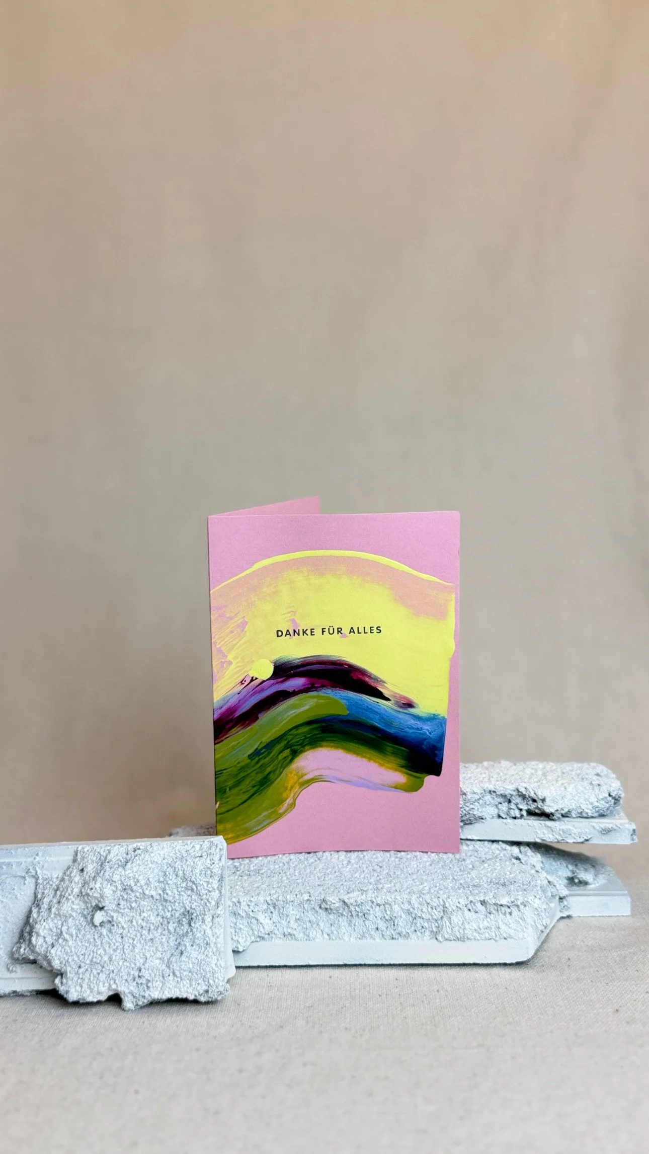 Kunstkarte mit abstraktem Farbdesign auf rosa Hintergrund