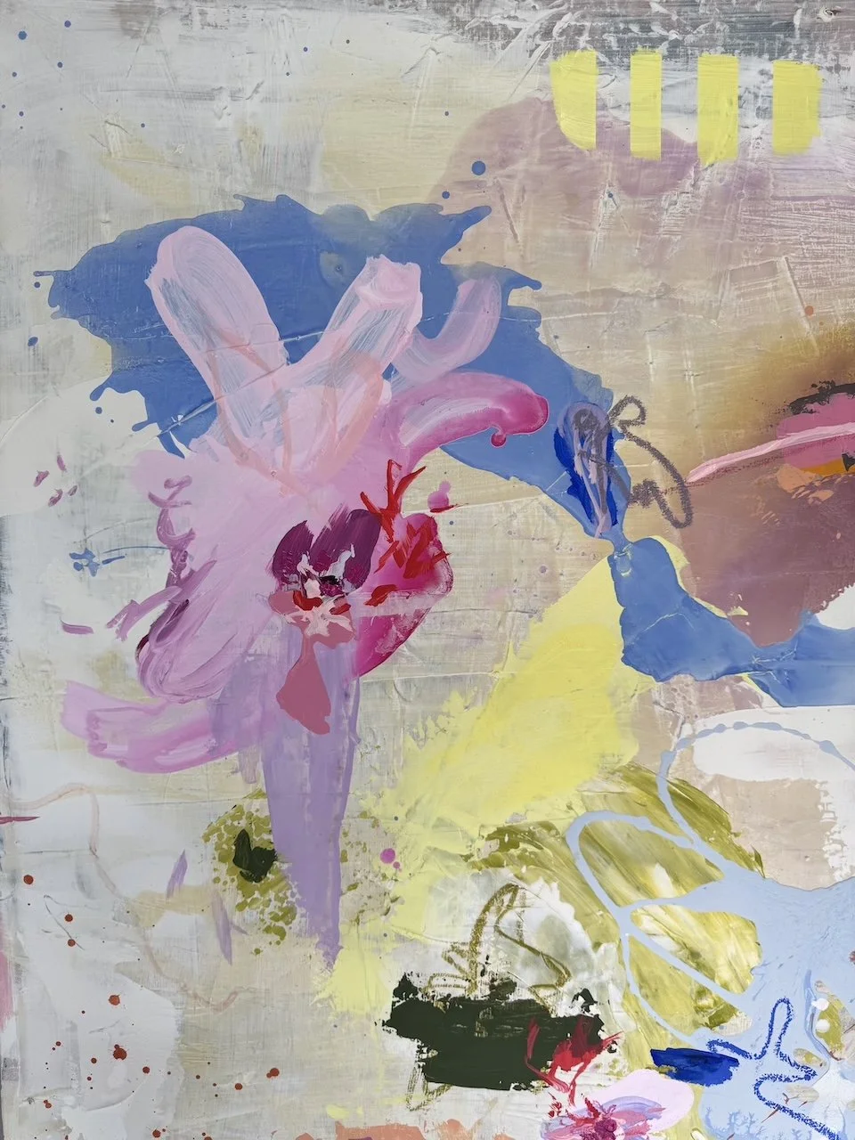 Abstrakte, bunte Acrylmalerei mit rosa, blau, gelb und schwarzen Farbklecksen auf einer Leinwand.