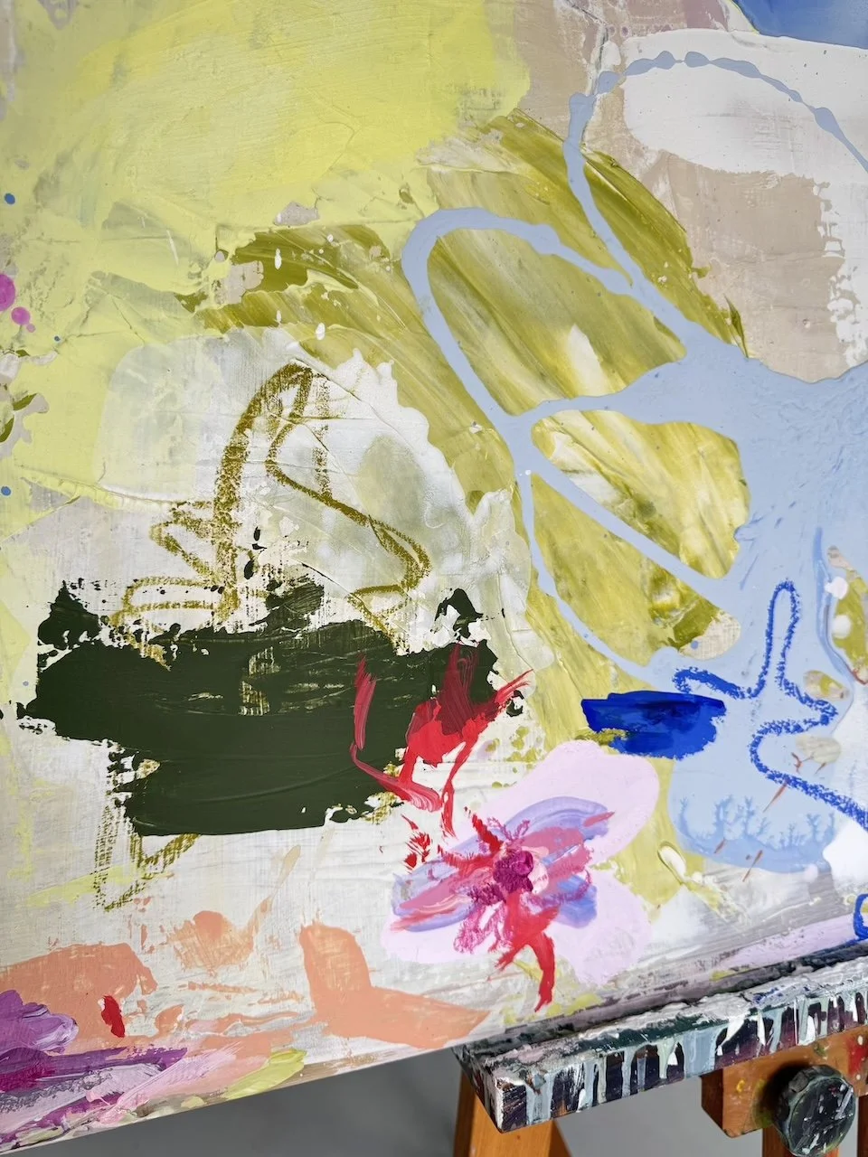 Abstrakte farbige Malerei mit Blümchen, grüner, blauer, schwarzer und roter Farbe auf Leinwand