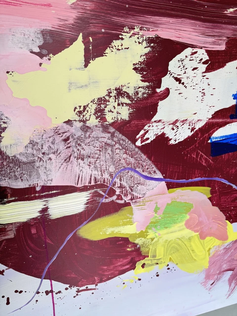 Abstrakte Malerei mit bunten Pinselstrichen in Rot, Pink, Gelb, Blau und Weiß.
