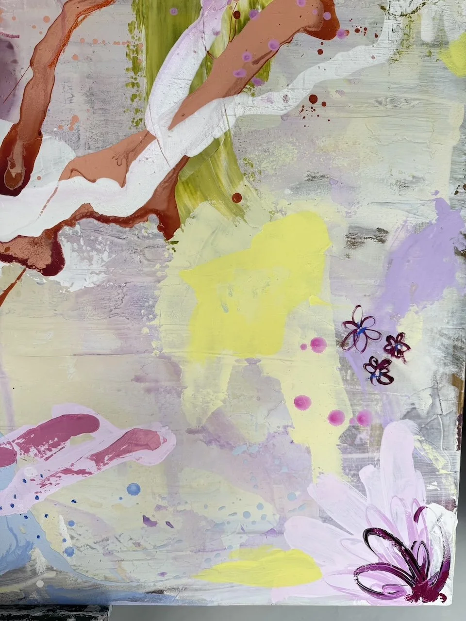 Abstrakte, bunte Acrylmalerei mit Pastellfarben, Spritzern und Handzeichnungen, einschließlich Schmetterlingen und Blumen.