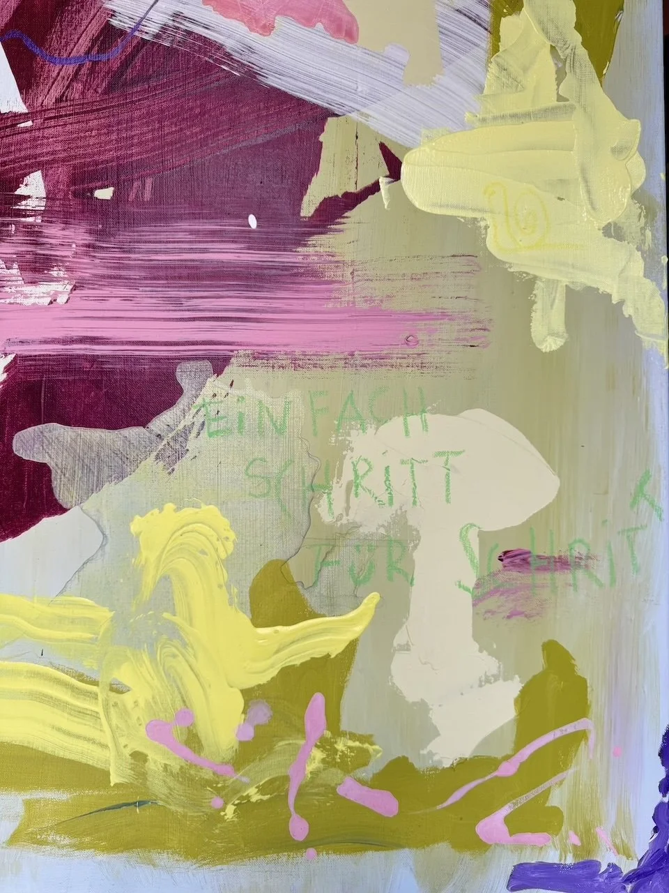 Abstraktes Gemälde mit bunten Pinselstrichen in Gelb, Pink, Grün und Lila, mit handgeschriebenem, grünen Text 'EIN FACH SCHRITT FÜR'.