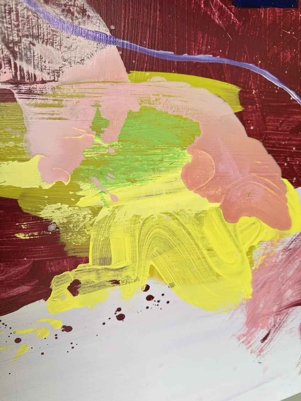 Abstrakte Acrylmalerei mit Pinselstrichen in Rot, Gelb, Grün, Pink und Blau.