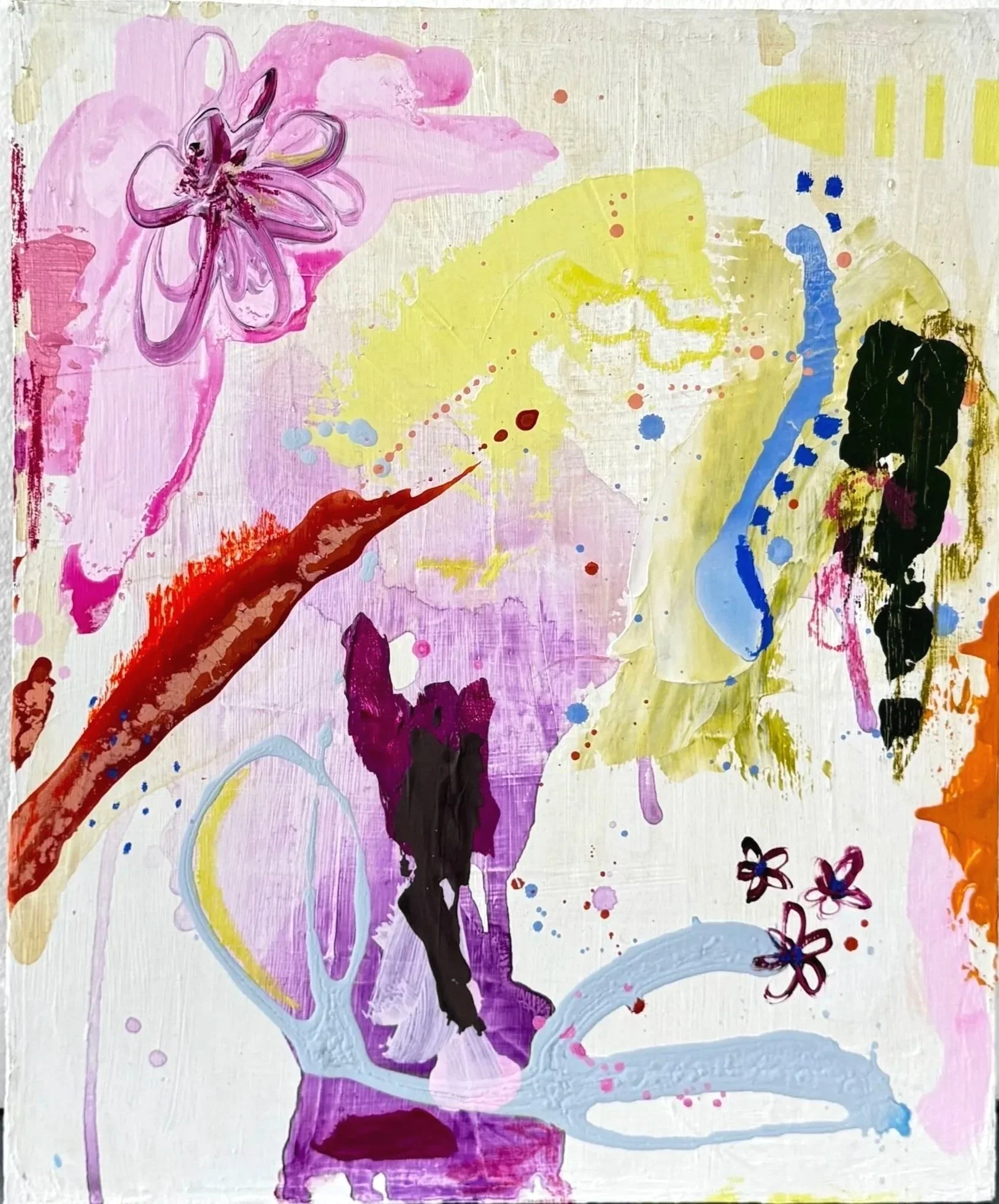 Abstraktes buntes Gemälde mit pinken, gelben, blauen, schwarzen und roten Farbklecksen, Linien und Formen, darunter Blumenzeichnungen und Farbverläufe.