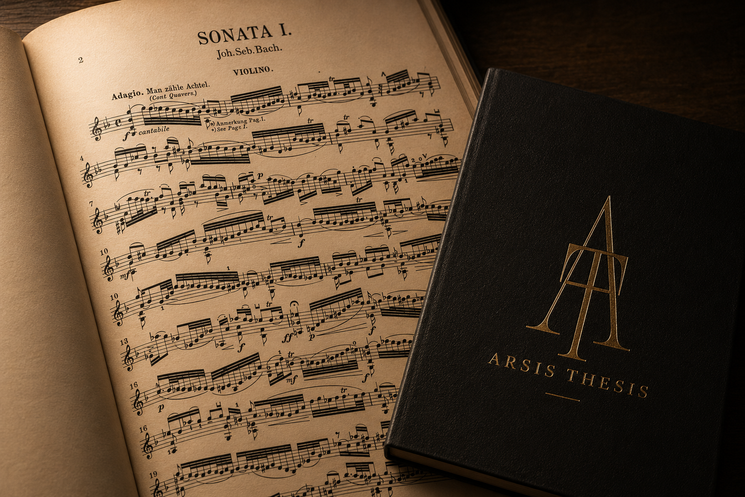 Carnet Arsis Thesis et partition de Bach dans une ambiance musicale chaleureuse.