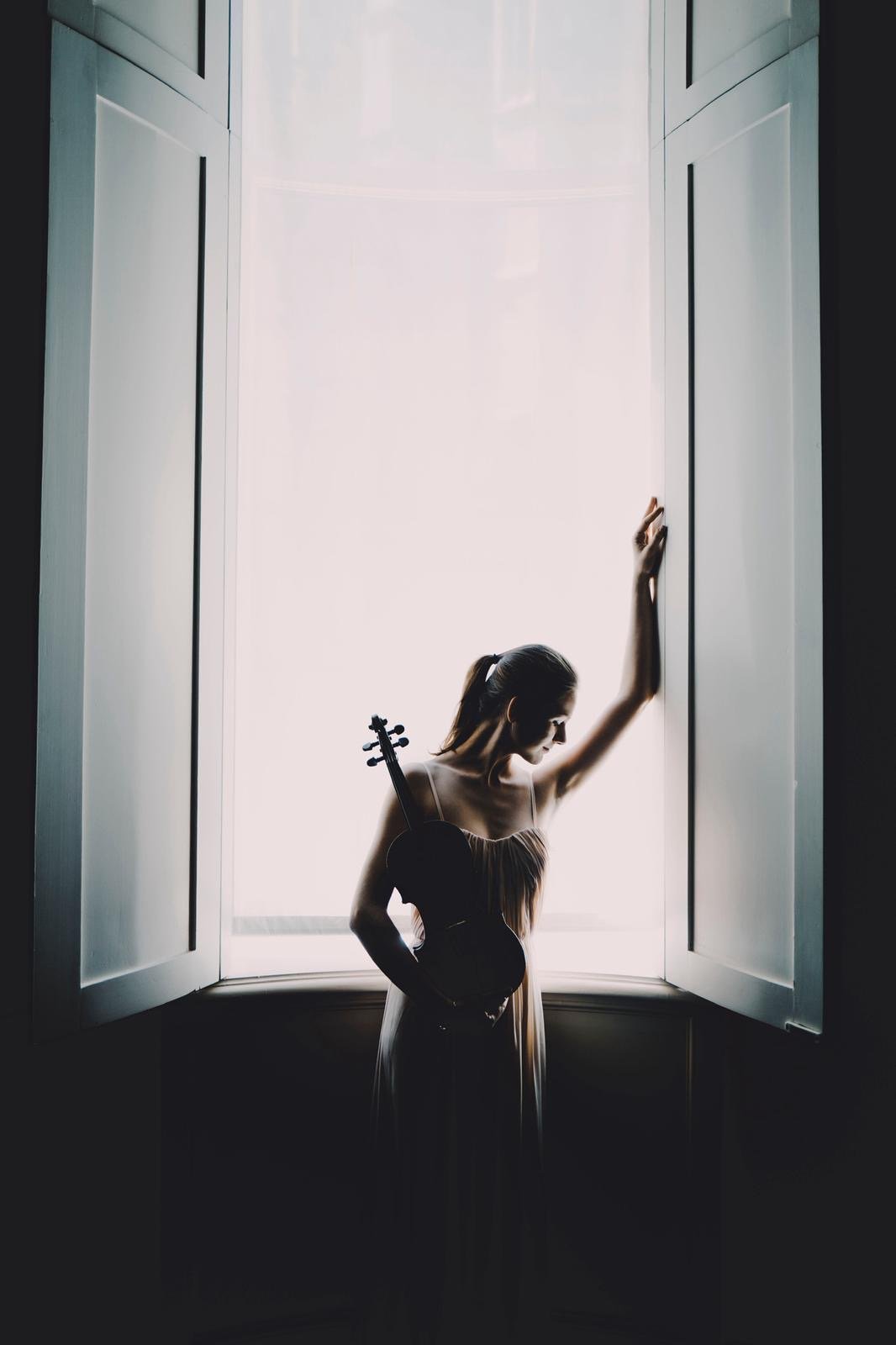 Elise Bertrand, violoniste - portrait artistique en lumière naturelle et clair-obscur
Photo : @MarcoBorggreve