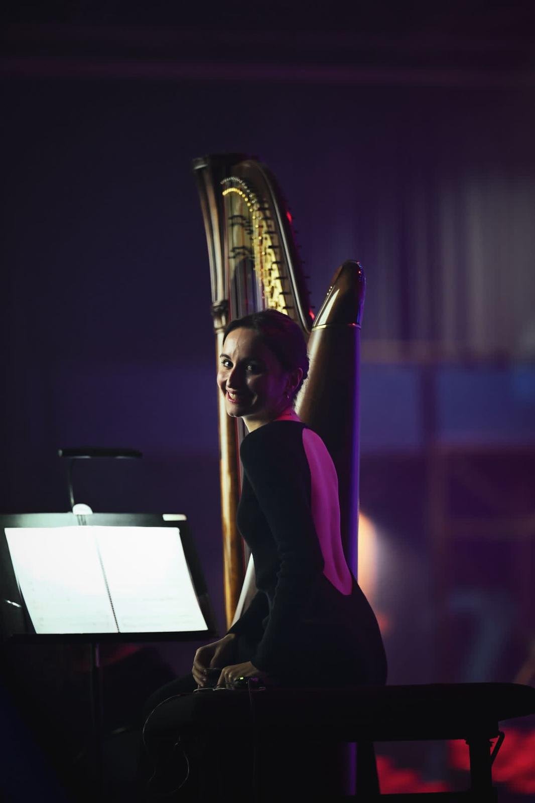 Maëlle Martin, harpiste - sur scène lors d'une performance musicale
Photo : @hugo_hpg