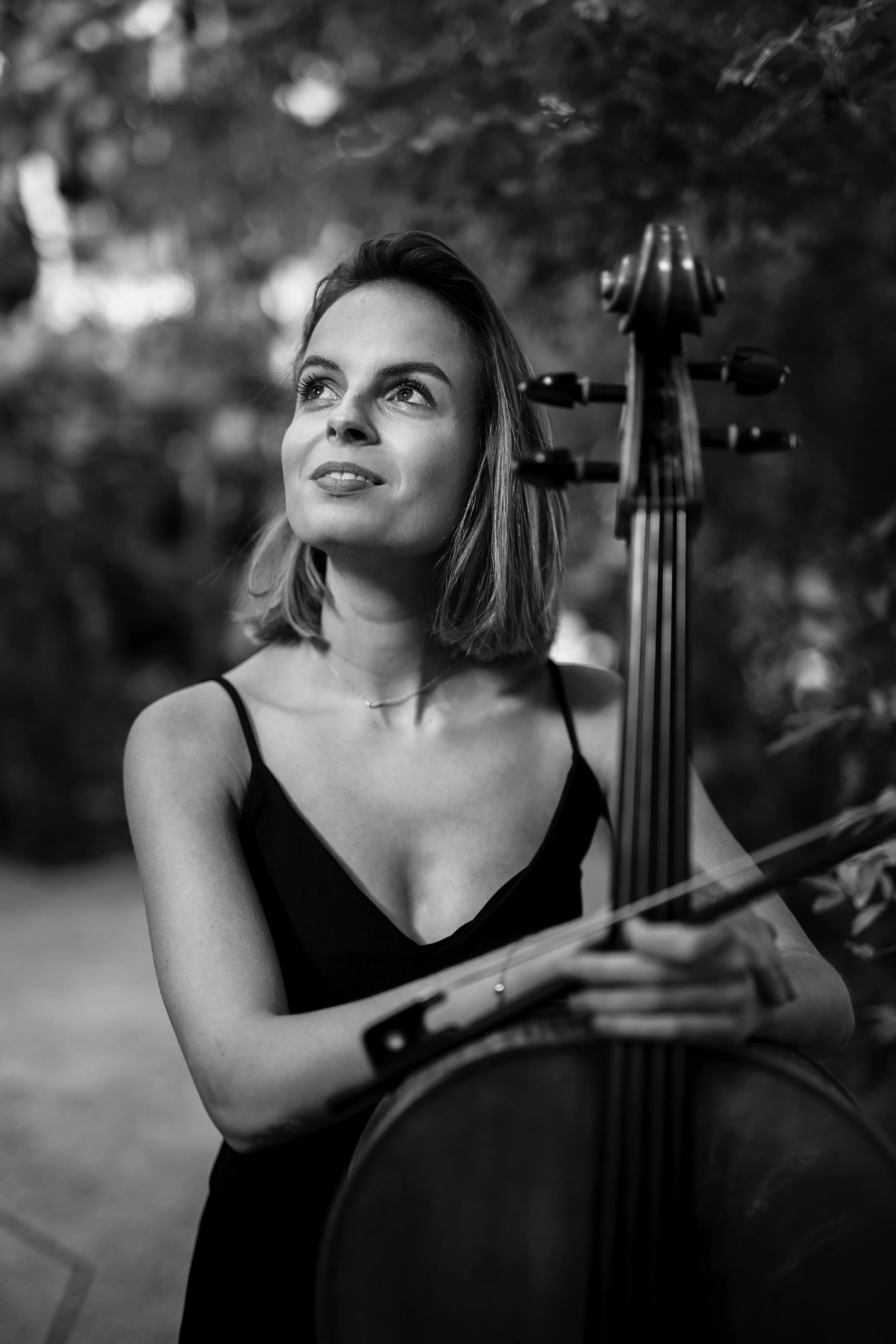 Mélisande Ponsin, violoncelliste - portrait artistique en noir et blanc.
Photo : Jeremy Torres