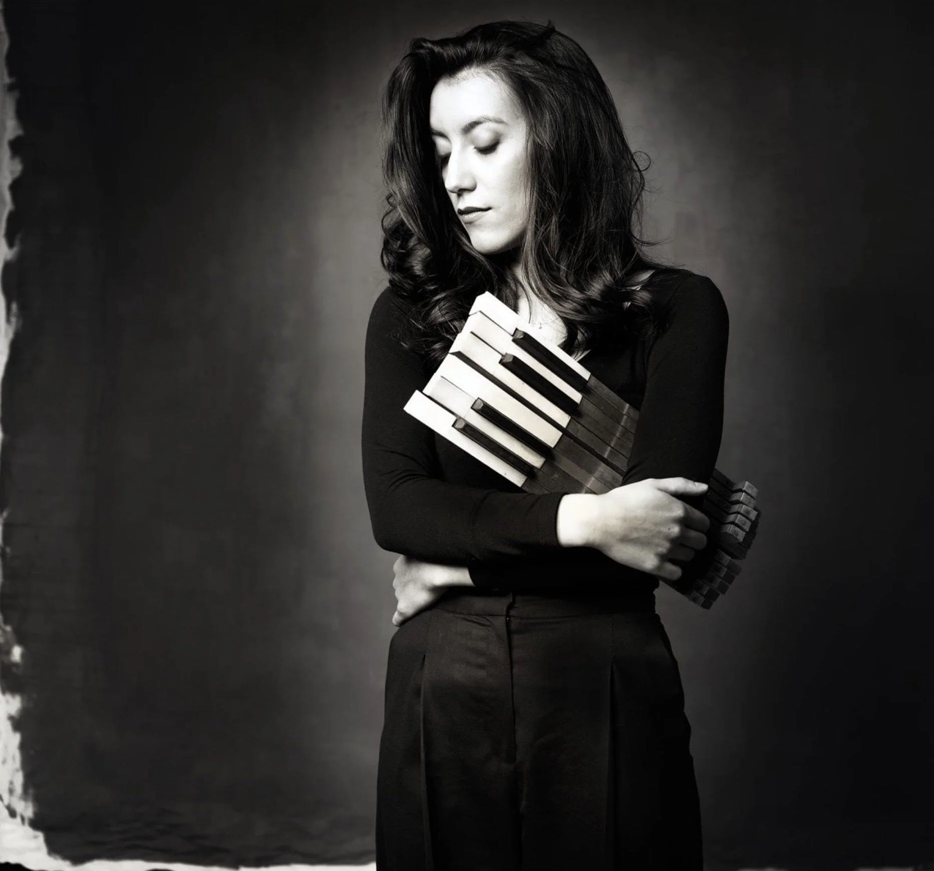 Mathilde NGuyen, pianiste - portrait artistique en noir et blanc. 
Photo : Bernard Martinez