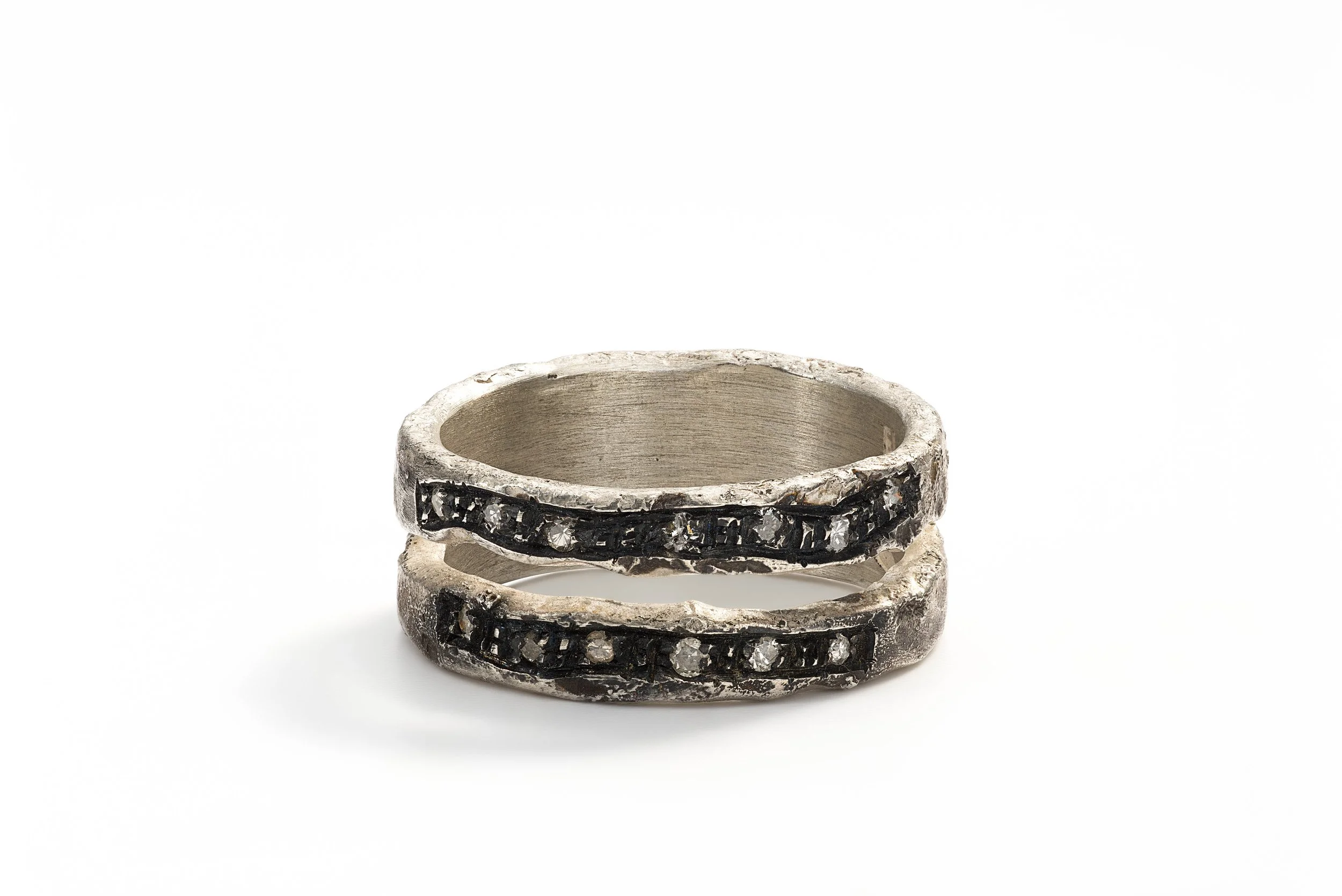 Anello a doppia fascia pezzo unico Ell Milano, in argento con diamanti incastonati e finitura brunita.