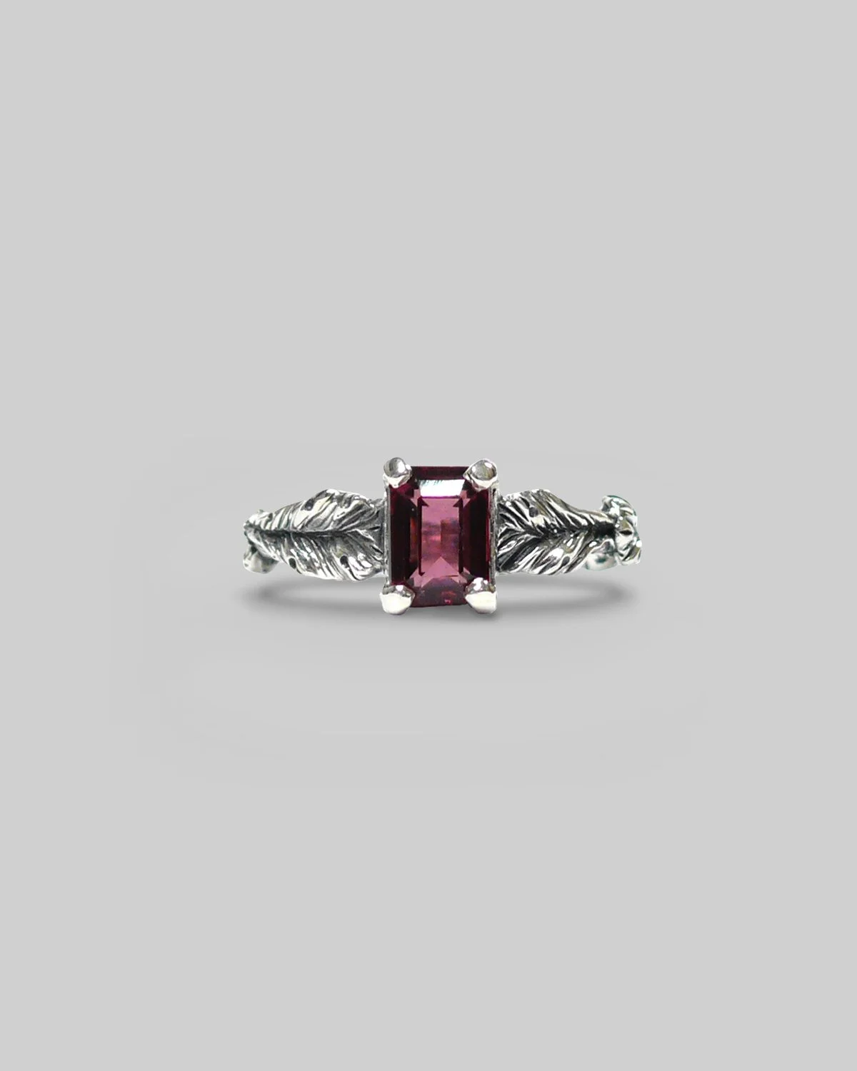 Anello solitario acanthus, con rodolite naturale taglio smeraldo e foglie d'acanto scolpite a mano, finitura brunita.