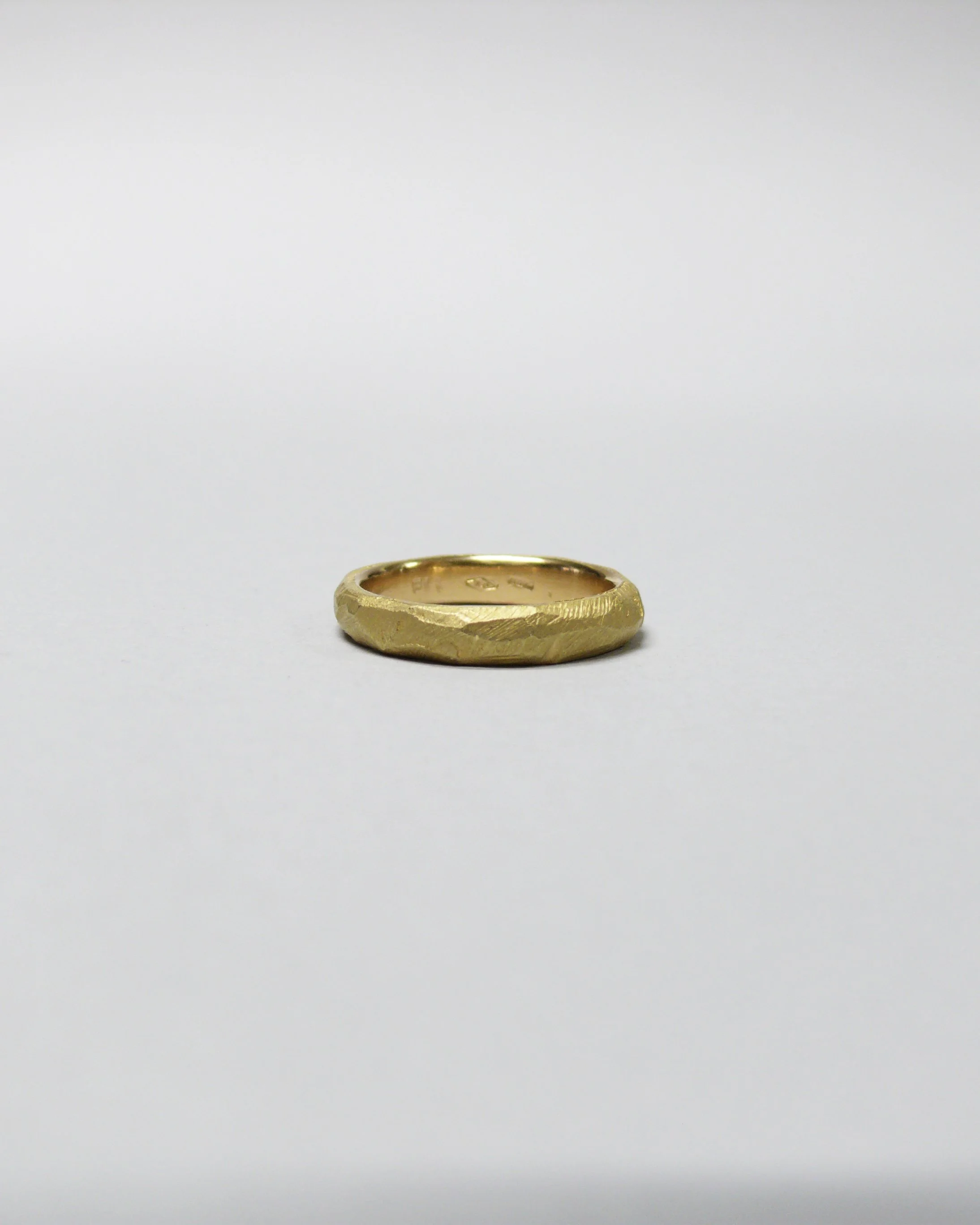 Fede ELL Milano in oro 18kt, finitura grezza, iregolare.