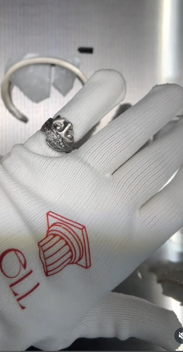 Anello artemide ruin in argento brunito indossato su dito mignolo 