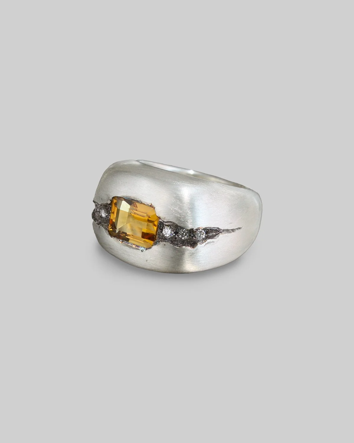 Anello in argento con citrino incastonato, frattura incisa con diamantini incastonati al suo interno.