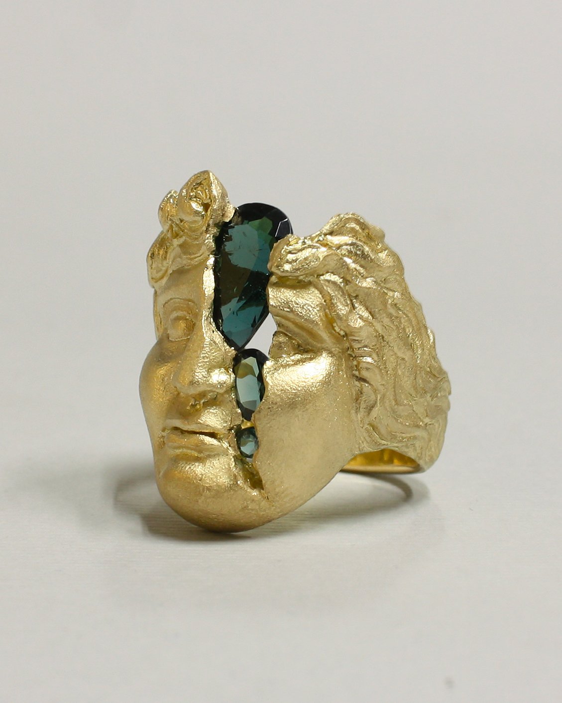Anello pezzo unco IDOL in oro 18kt con tormaline blu-verde incastonate in sospensione. 