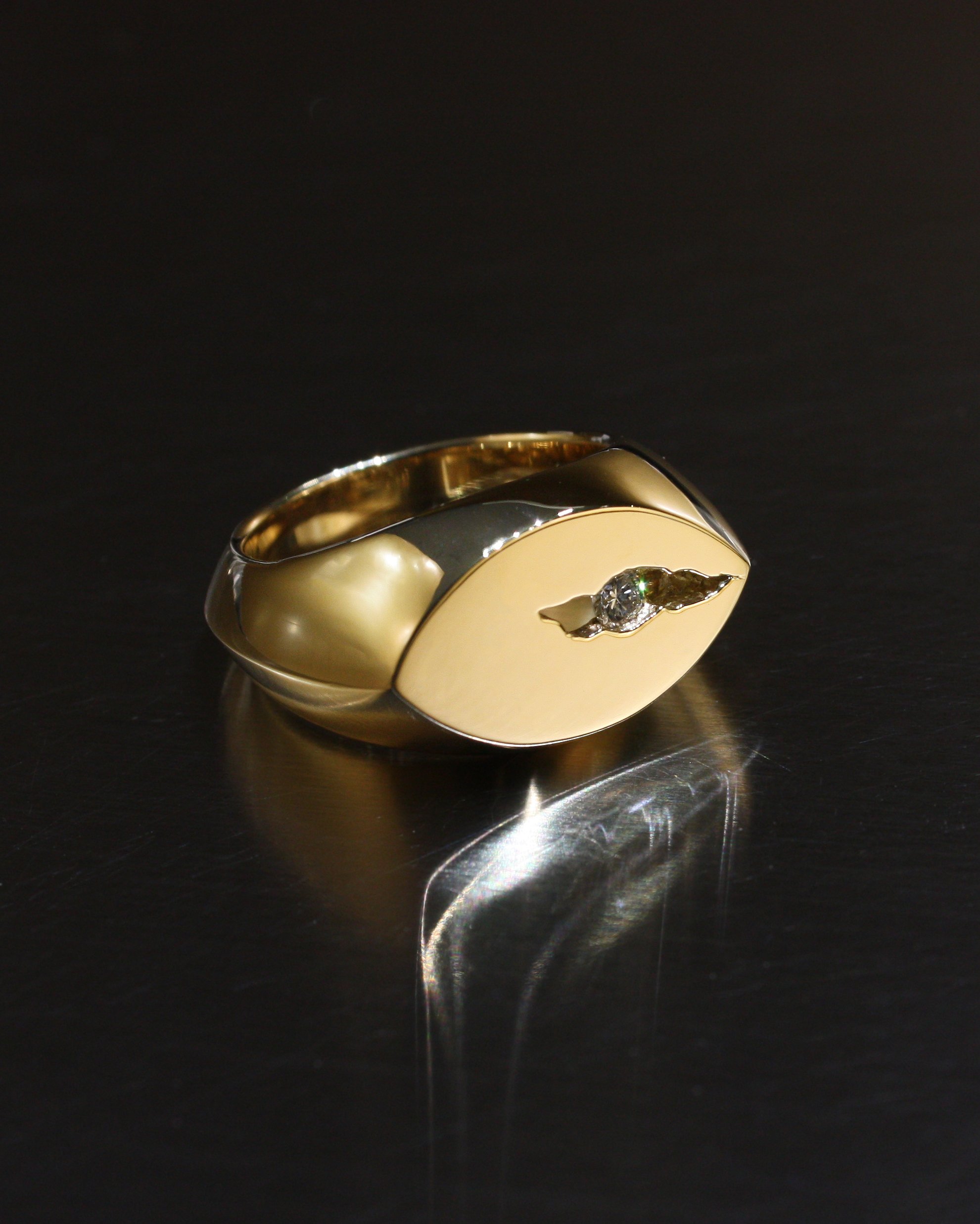 Anello Seegnet, signet di ELL Milano, in oro gialo 18kt e diamante incastonato all'interno della piccola frattura.