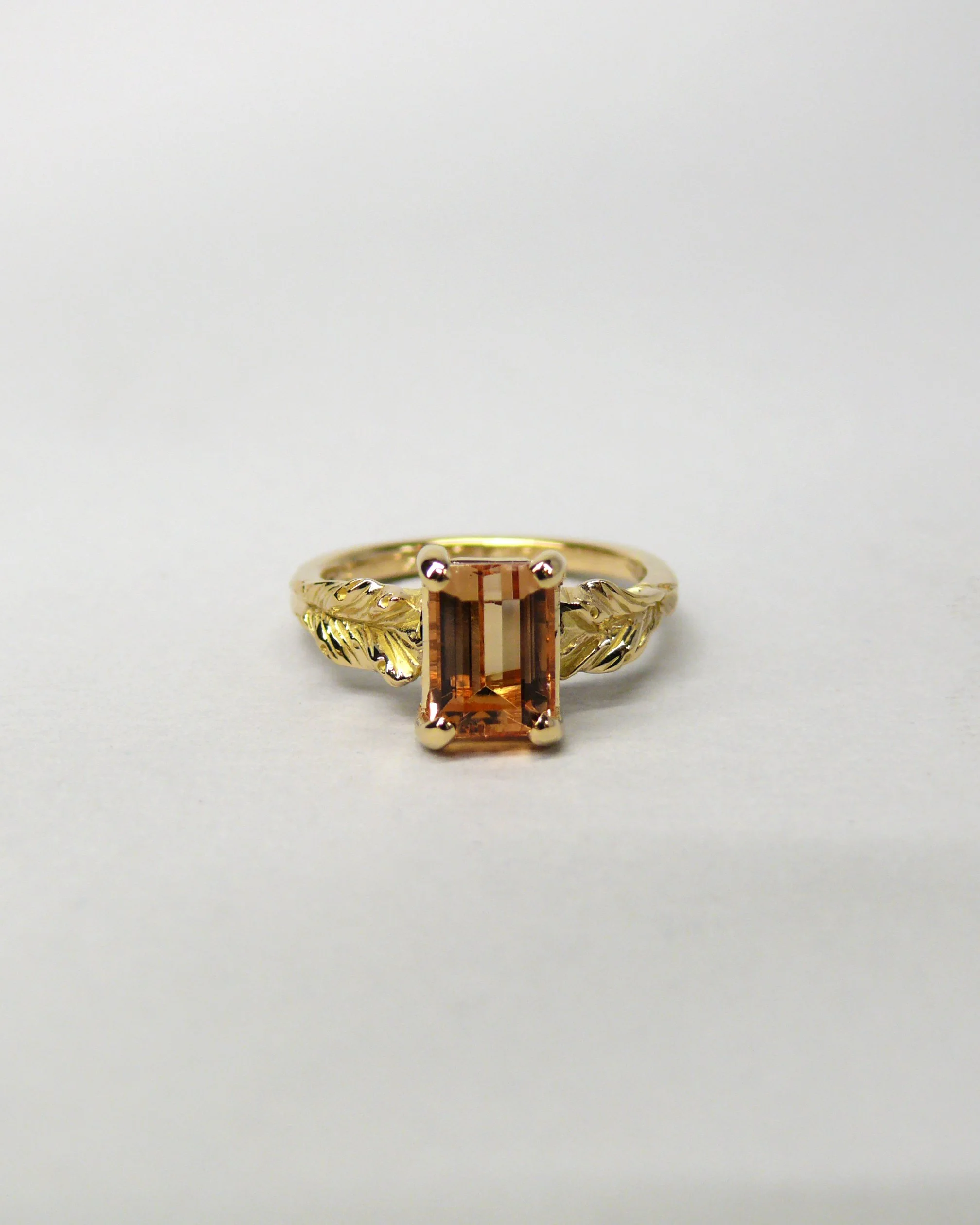 Anello Acanthus solitario in oro 18kt e topazio imperiale, su misura.
