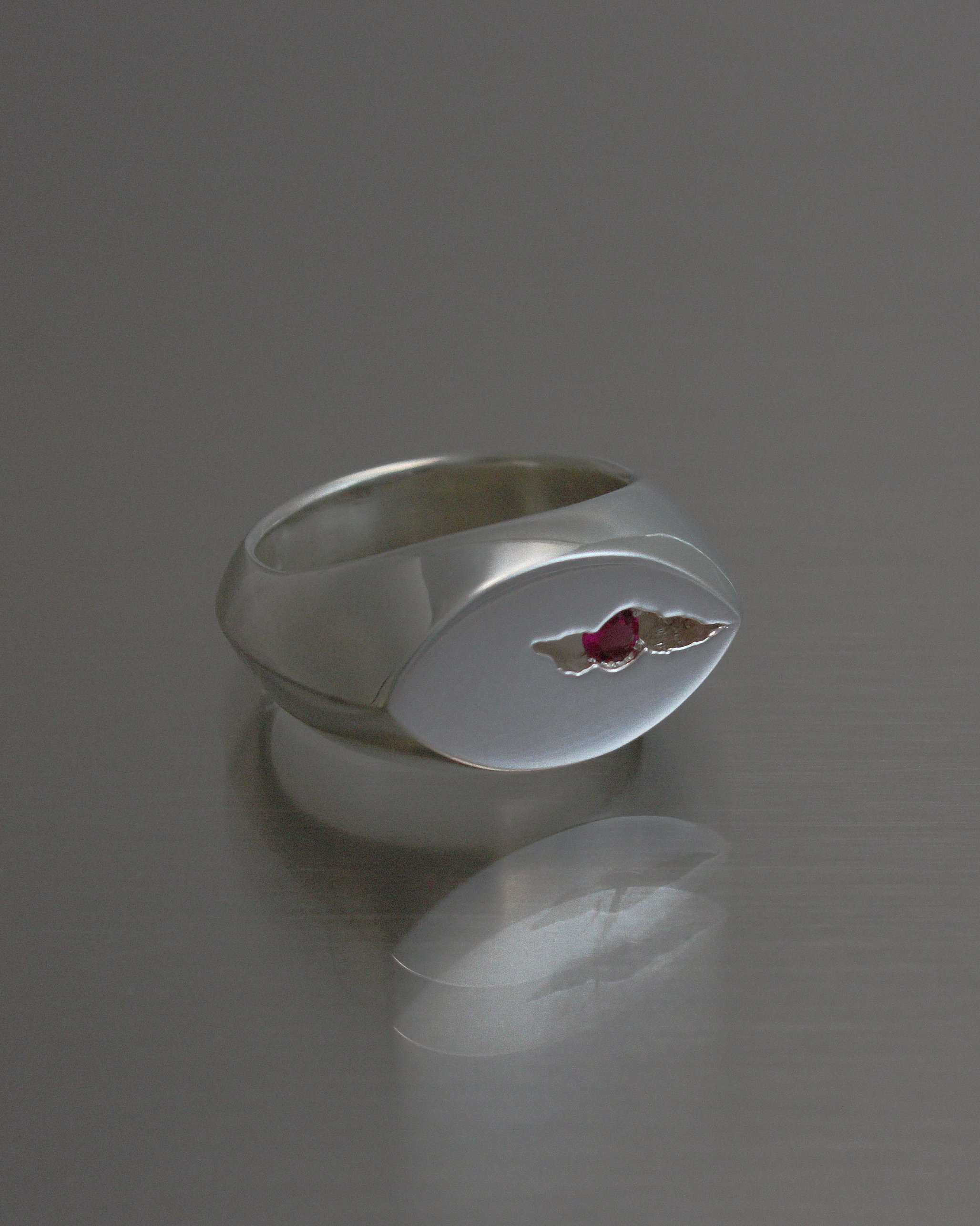 anello signet seegnet ell in argento con frattura e tormalina rosa naturale incastonata in sospensione
