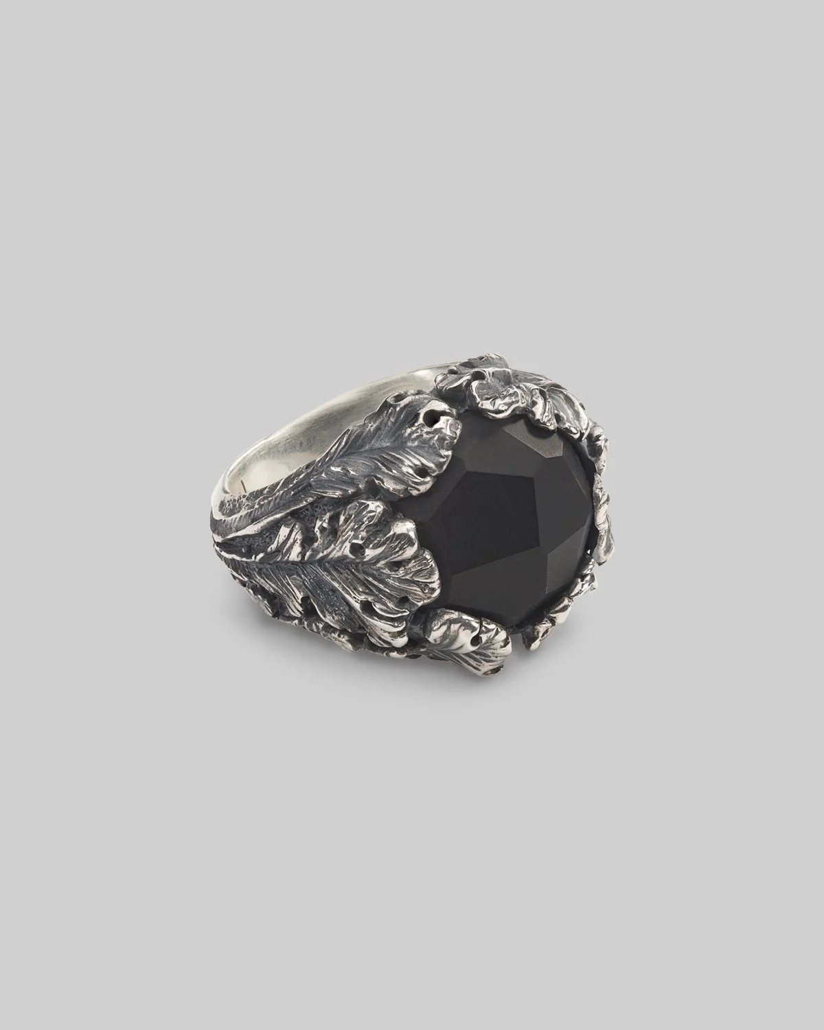 Anello in argento brunito con foglie d'acanto scolpite a mano e onice sfaccettato irregolare. 