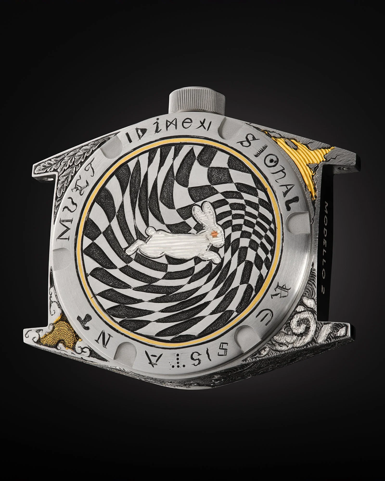 Particolare di un orologio di lusso con dettagli intricati e decorativi, metallo lucido e incisioni artistiche.