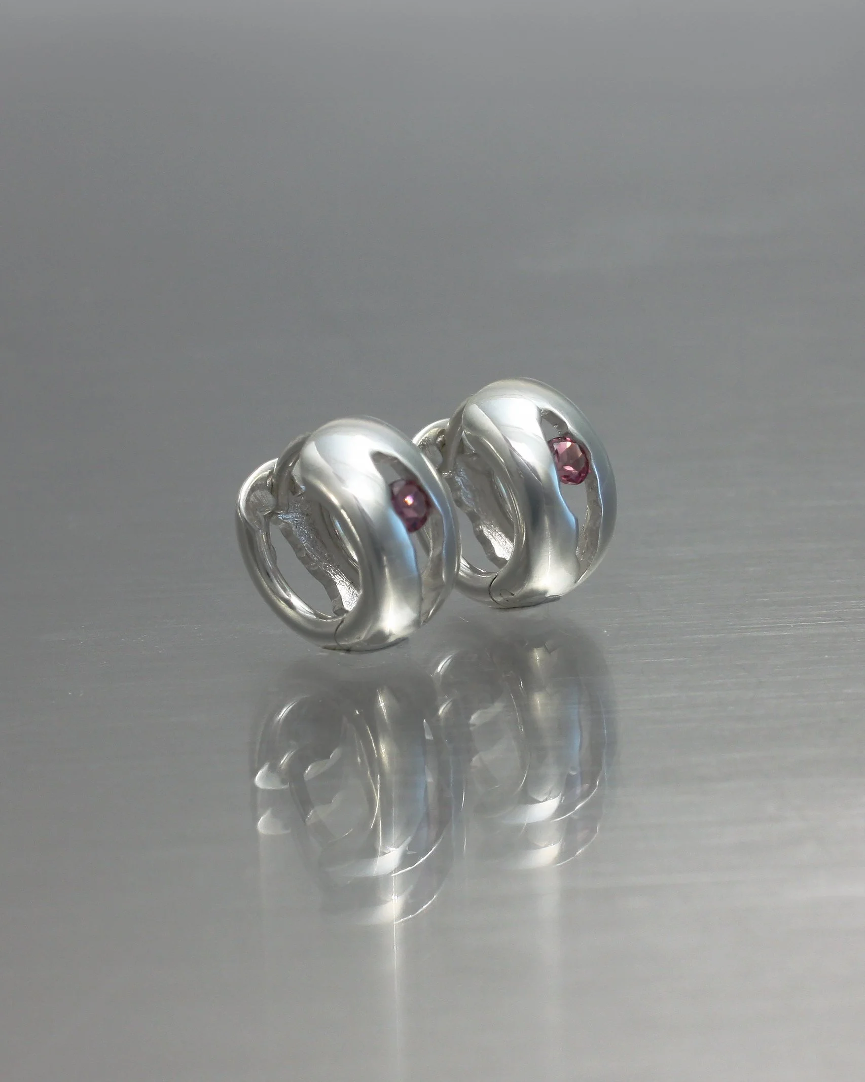 orecchini boccola in argento con frattura. etormalina rosa incastonata in sospensione.