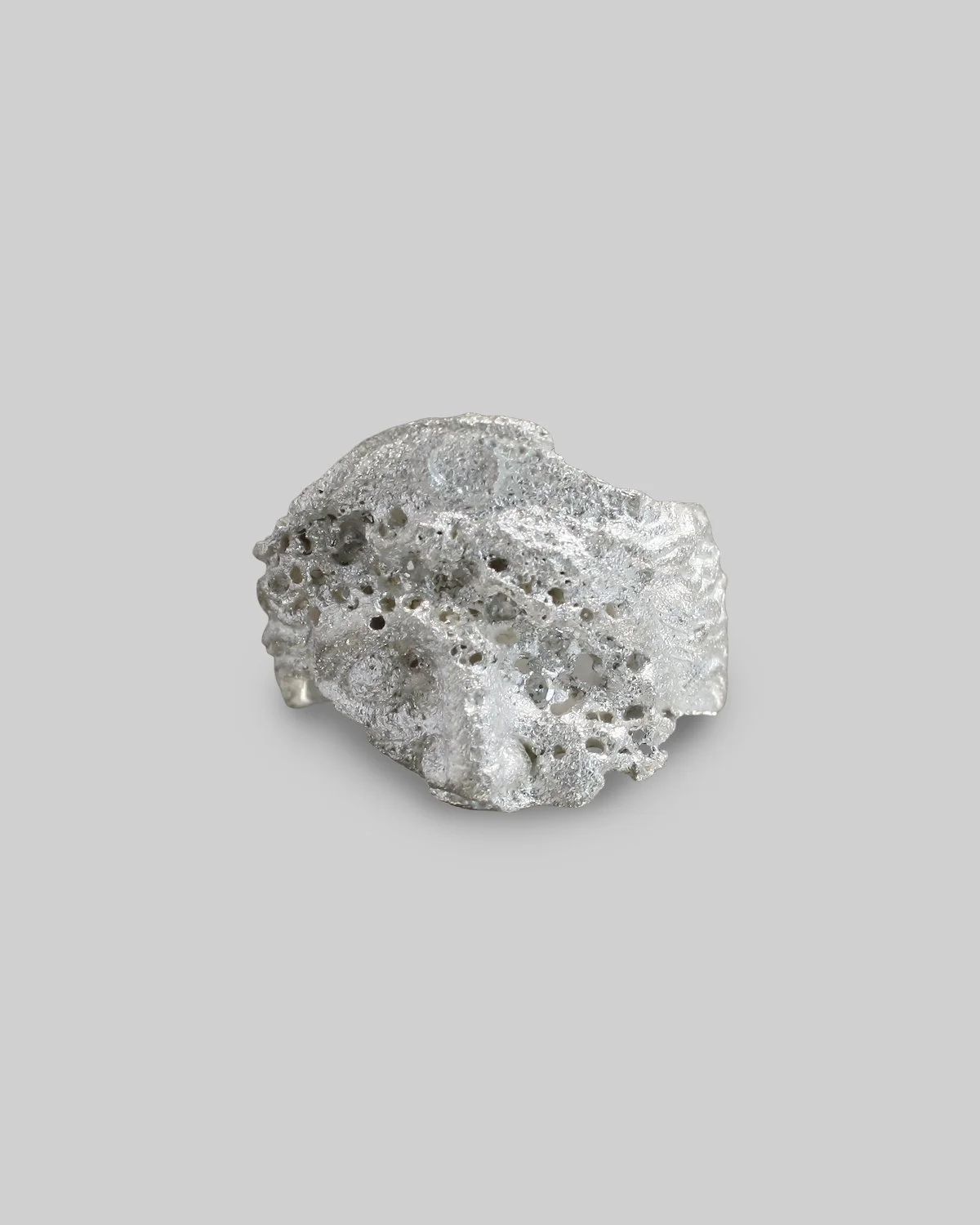 Anello Artemide Nebula di ELL Milano, in argento 925 texturizzato e diamantini incastonati.