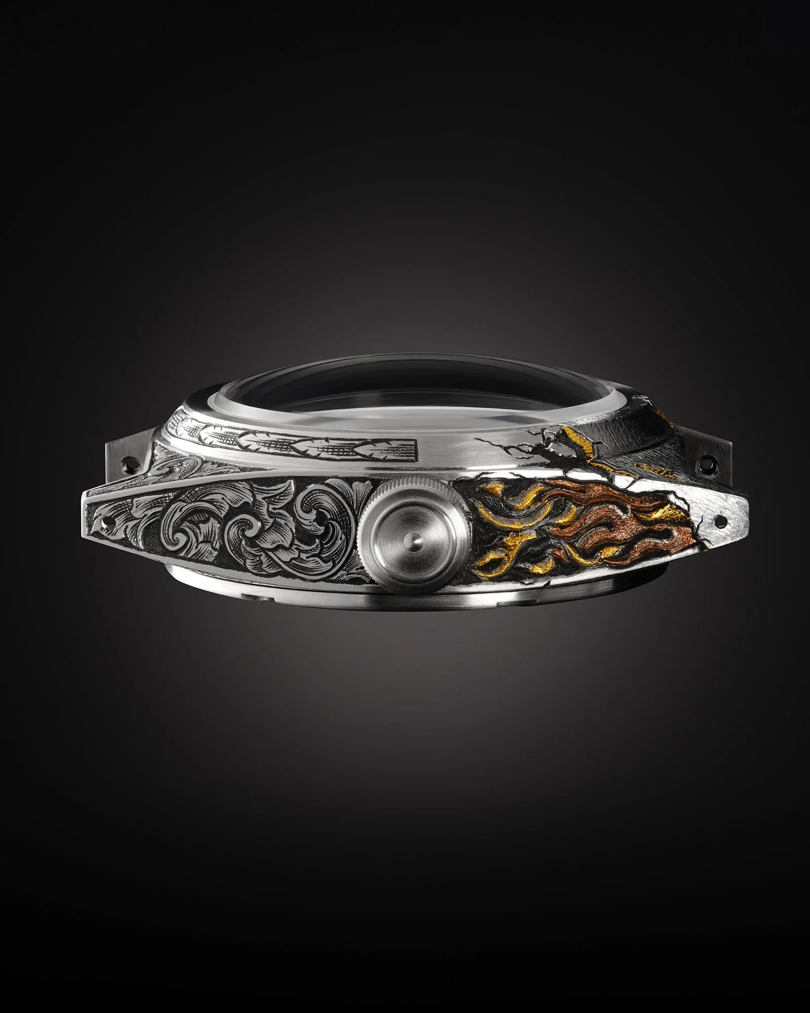 Un orologio di lusso con cassa decorata con motivi artistici in rilievo, lucido e dettagli intarsiati in oro contro uno sfondo nero,