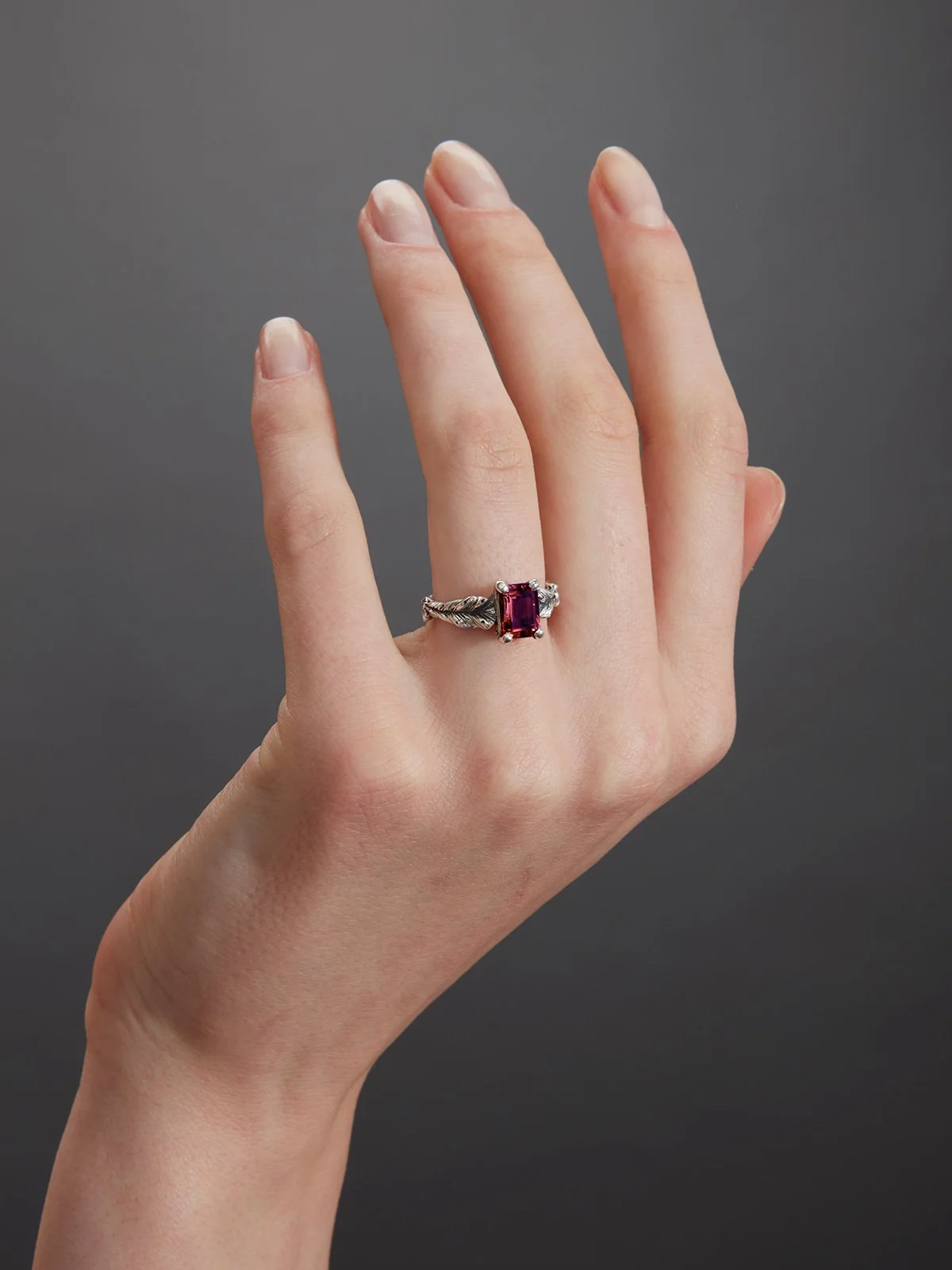 Flora-Solitario-Rhodolite-indossato.jpg