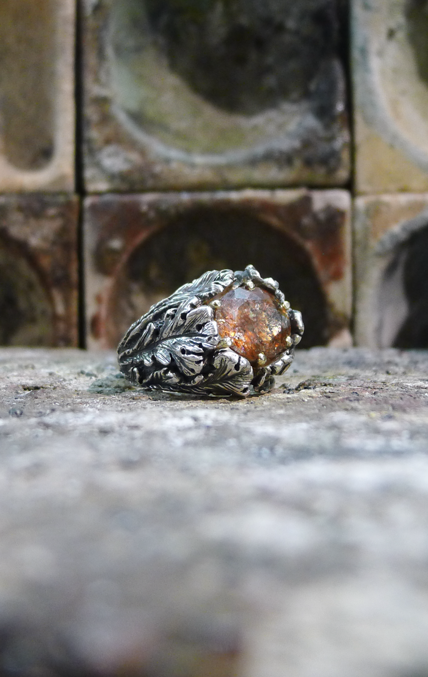 Anello pezzo unico ELL in argento con foglie acanto scolpite e sunstone naturale.