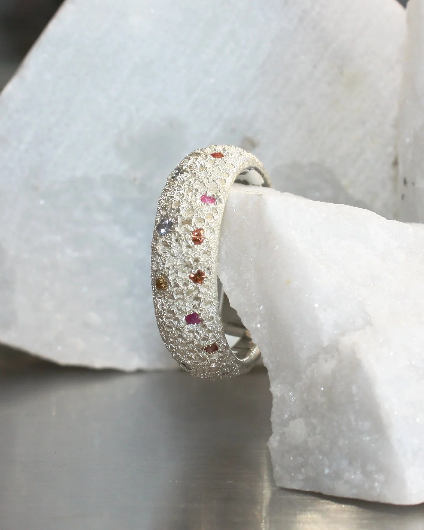 anello ring band fascia bombata in argento texturizzato nebula con zaffiri multicolore incastonati allover