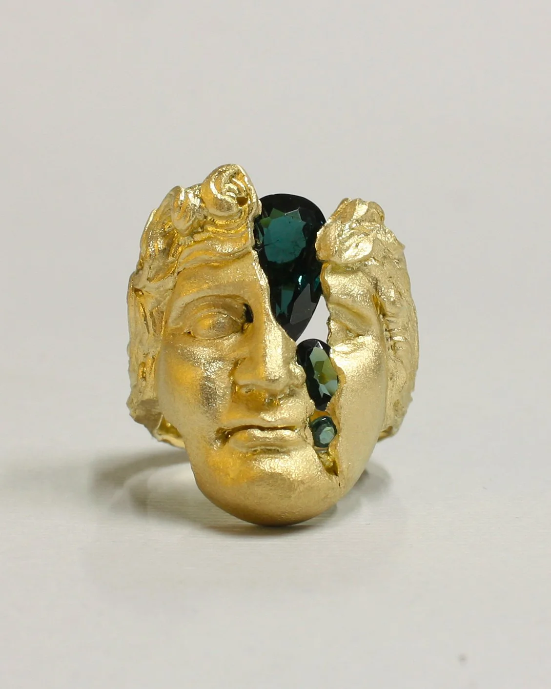 Anello IDOL ELL Milano, in oro 18kt e tormaline blu verdi incastonate in sospensione.