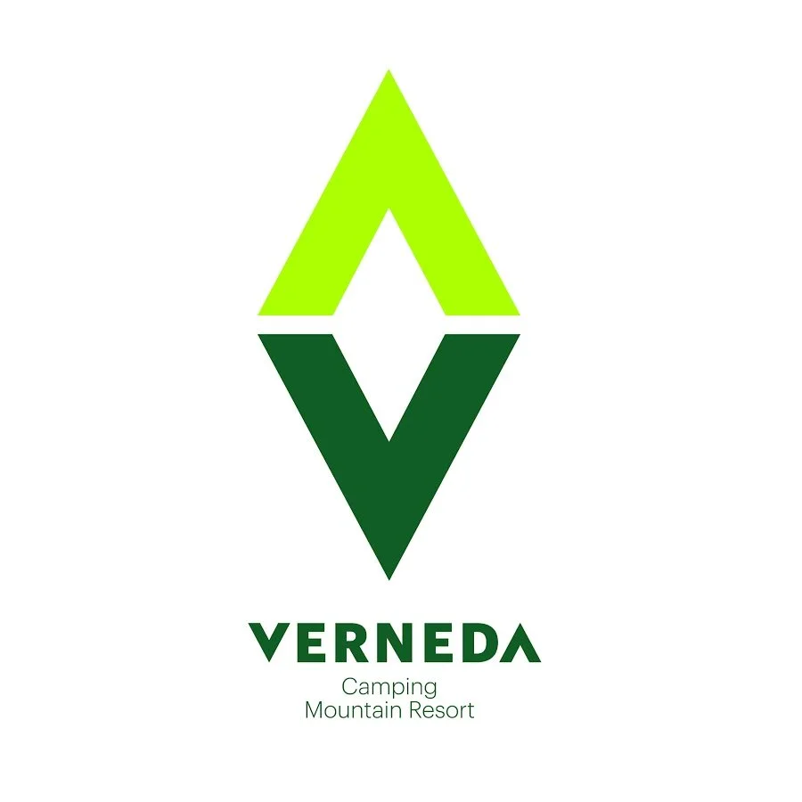 Logotipo de un resort de camping y montaña llamado Verneda, con un diseño en forma de diamante en colores verde y amarillo.