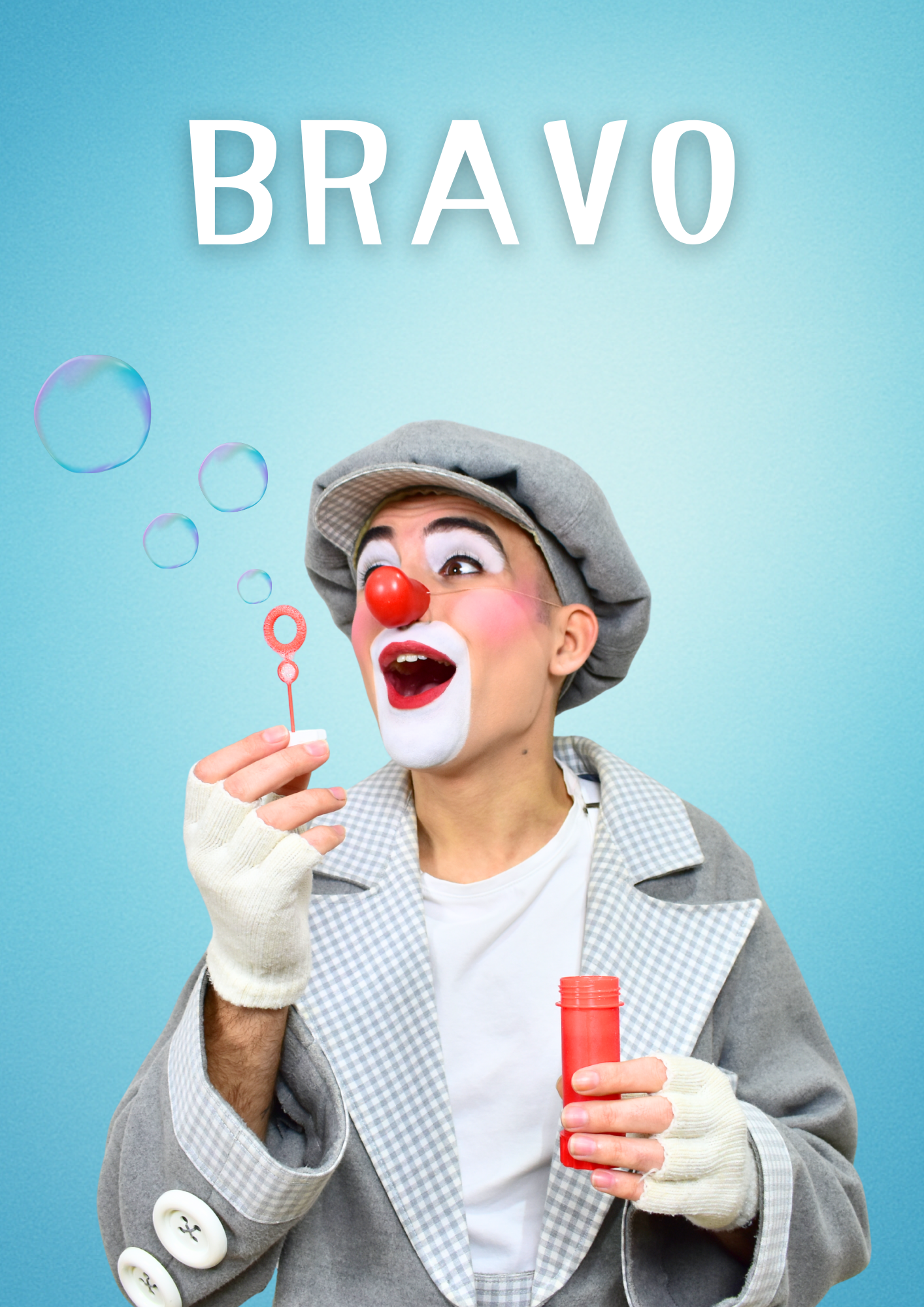 Un payaso vestido con ropa de gris y blanco, con maquillaje de payaso, sosteniendo un tubo de burbujas y un frasco de burbujas frente a un fondo azul, con la palabra 'Bravo' en letras grandes en la parte superior.