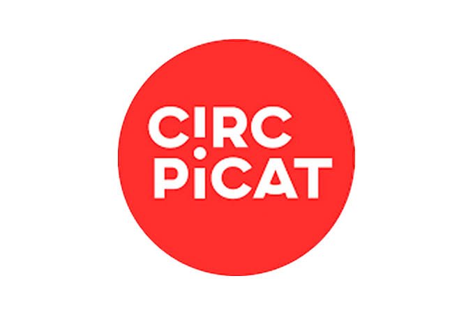 Logotipo redondo rojo con letras blancas que dicen 'CIRCU PICAT'.