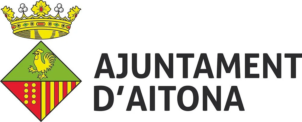 Escudo de armas con un castillo y un gallo, y texto que dice "Ayuntamiento de Aitona".