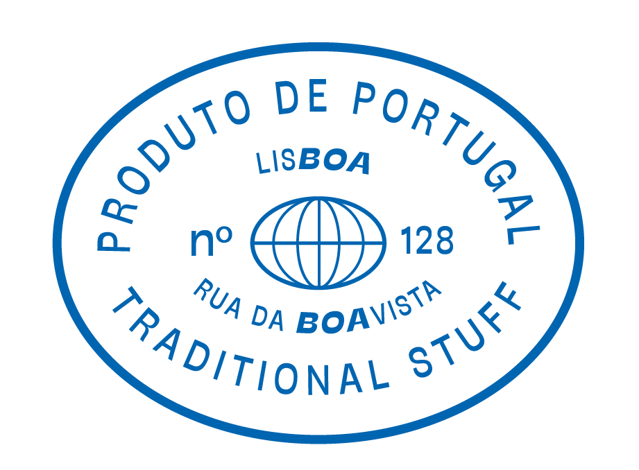 Selo azul com texto em português e inglês, indicando produto português e endereço em Lisboa, com um globo no centro.