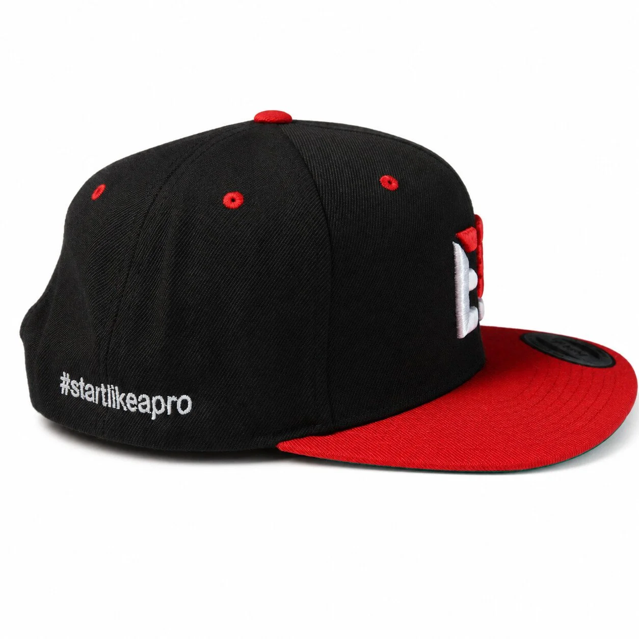 Schwarz-rote Sweetspot Snapback Cap mit Frontlogo und #startlikeapro Stickerei. Unisex, Einheitsgröße.