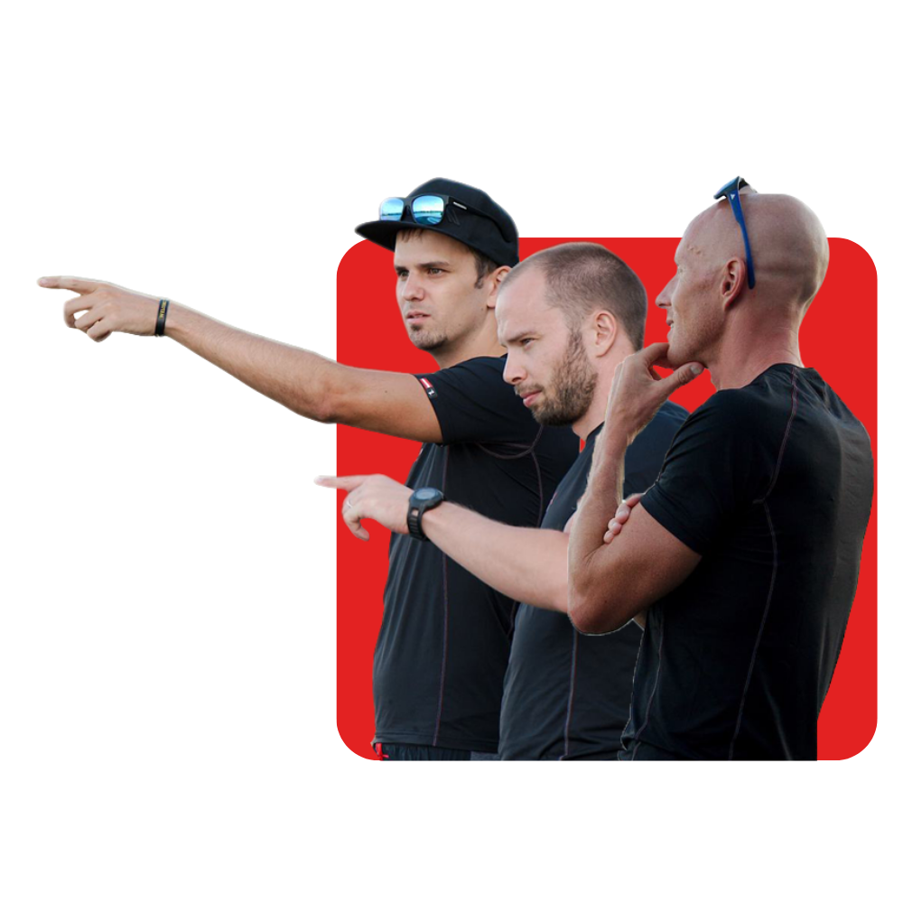 Drei Männer in schwarzen T-Shirts, einer zeigt nach links, der andere denkt nach, während der dritte die Hand an das Kinn legt, gegen roten Hintergrund.