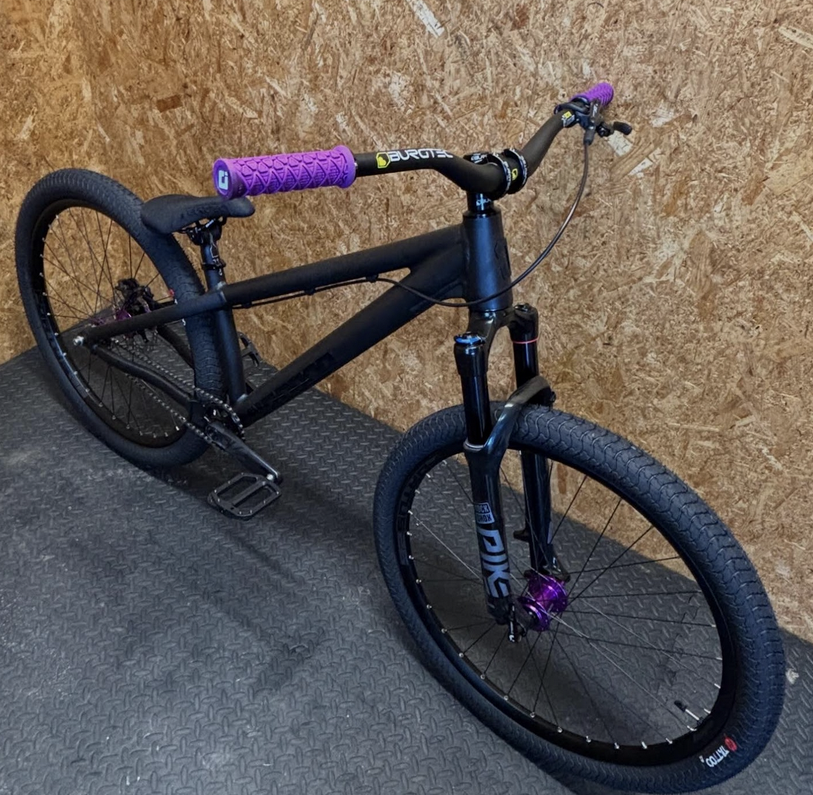 Custom Air Drop Fade build, Pike Ultimate Forks, Hope Fortus 26 on Pro 5 hubs, GX 165 Crankset with custom offset chainring, Vittoria Tattoo Tyres, Burgtec bars and stem with ODI Vanquish grips, finished off with Pro Seatpost and Burgtec saddle.