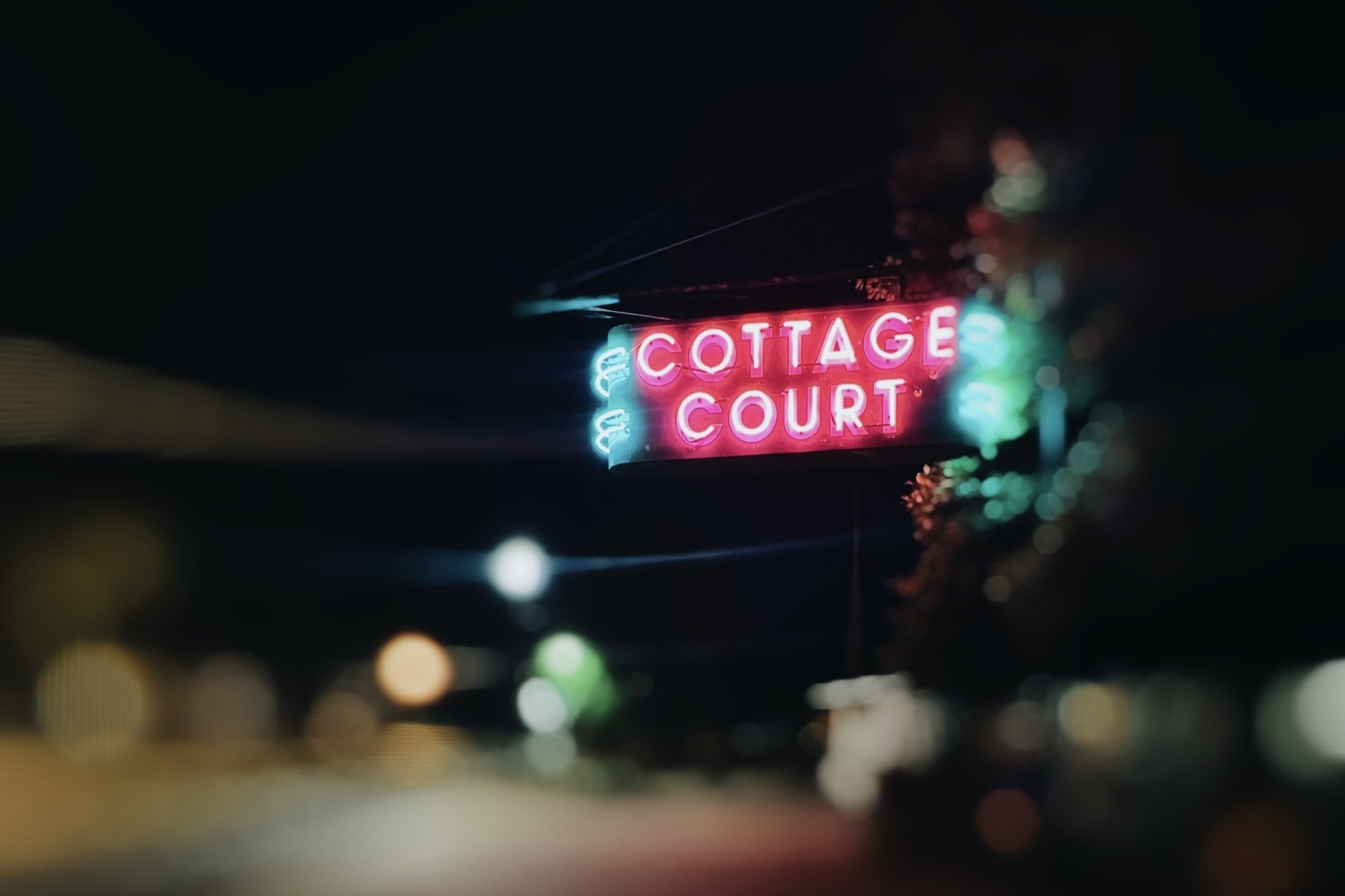 Neon Cottage Court sign at Dame Fortune’s Cottage Court in Hot Springs, Arkansas, photographed by Tinderbox Studio.