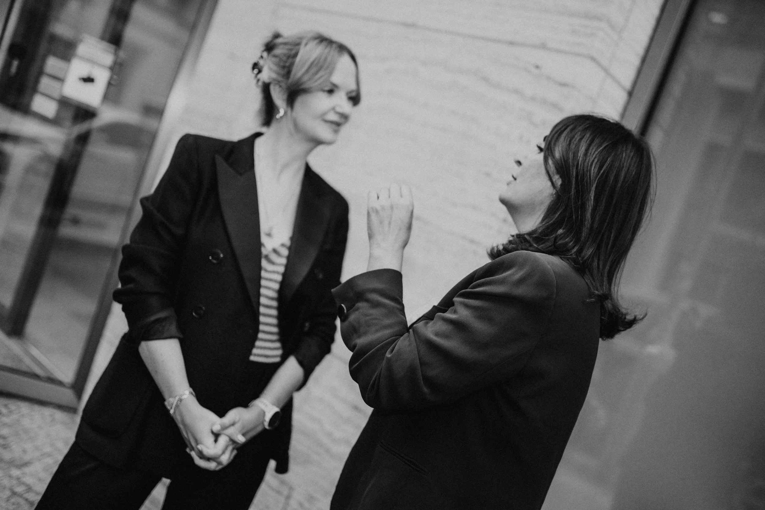 Schwarz-weißes Foto von zwei Frauen, die gemeinsam lachen