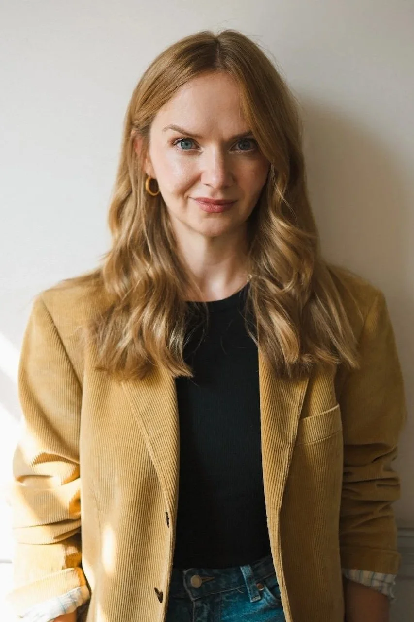 Porträt von Kristina Lunz in senffarbenem Blazer