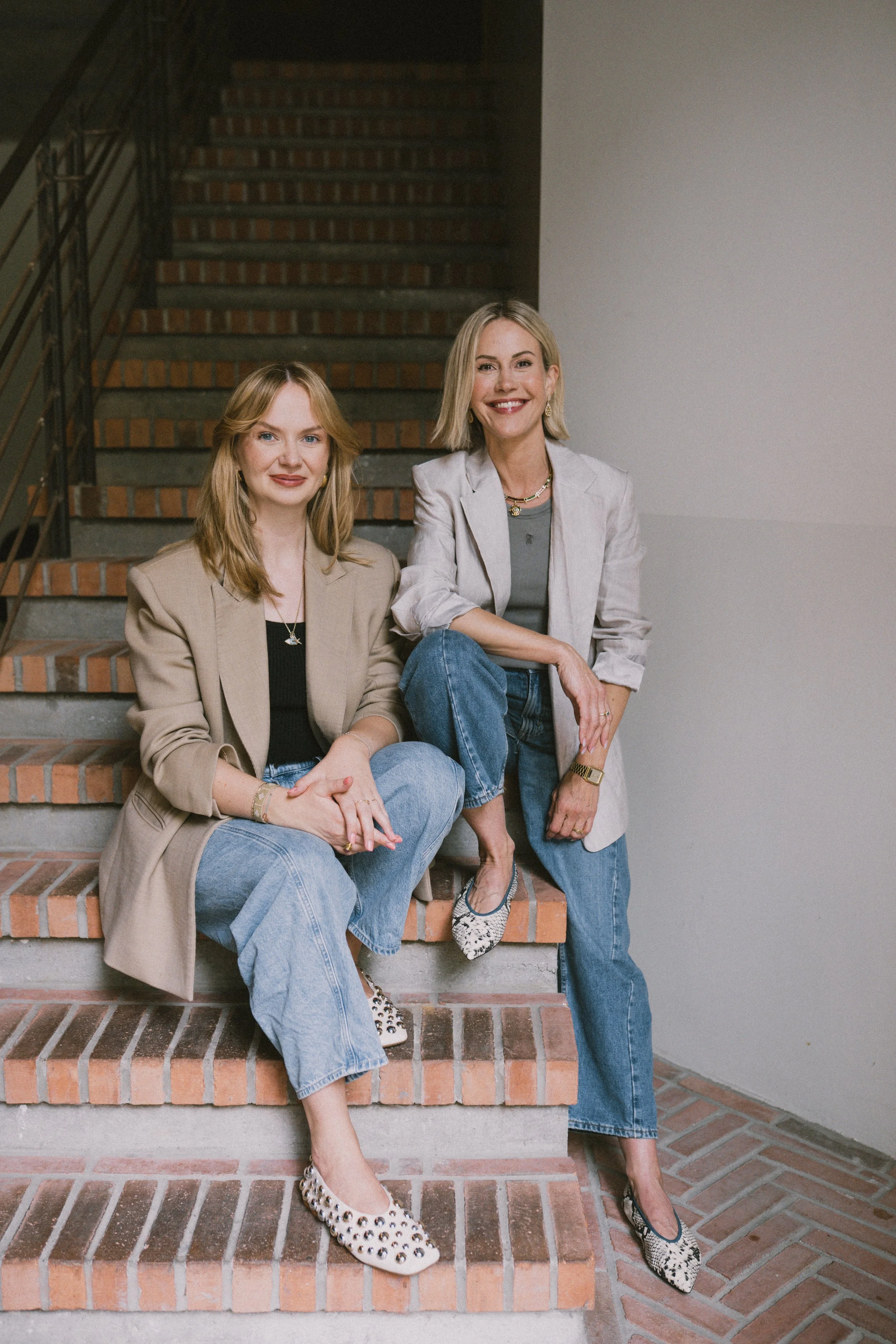Kristina Lunz und Wolke Hegenbarth sitzen gemeinsam auf einer Treppe