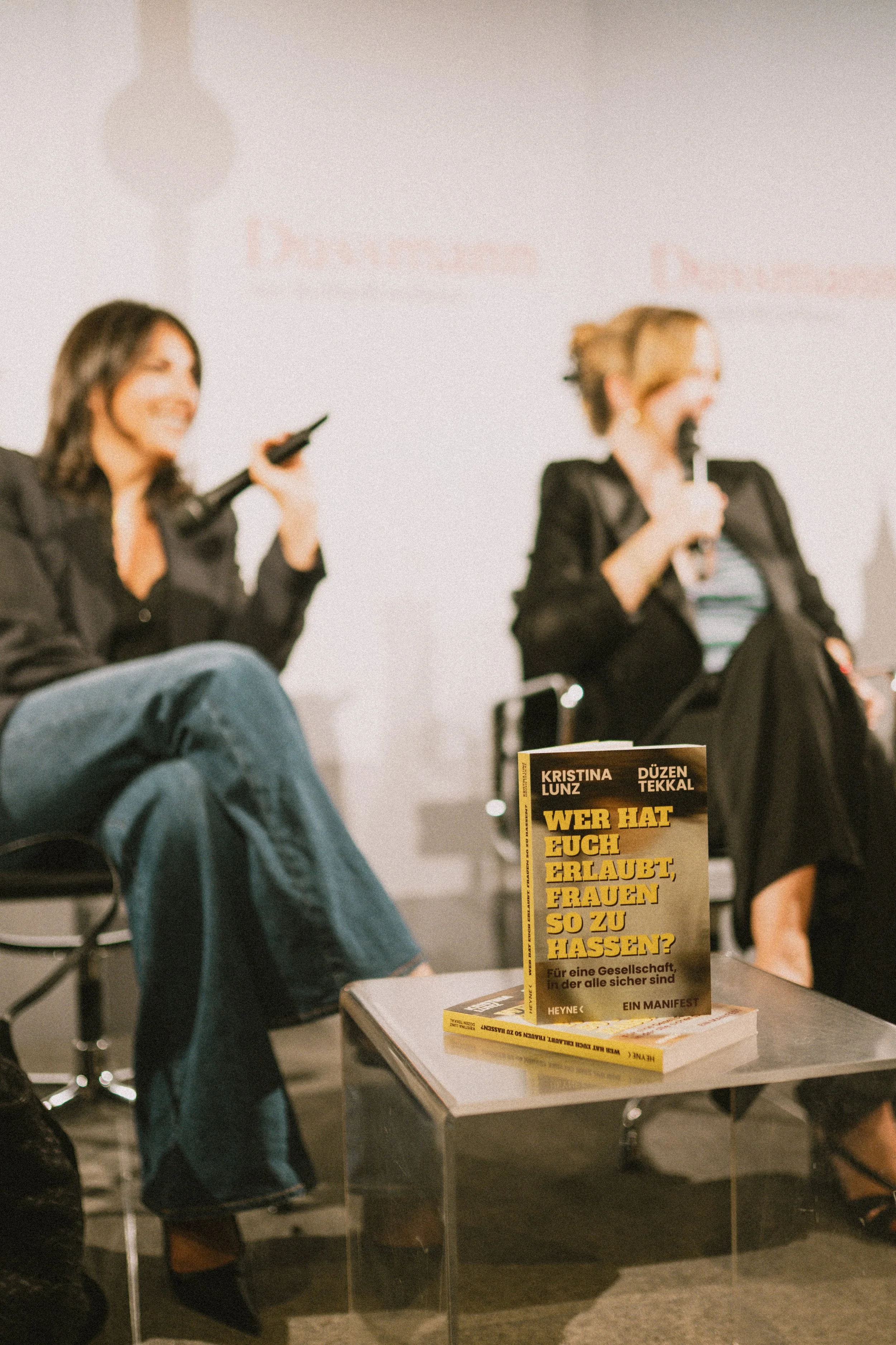 Kristina Lunz und Düzen Tekkal im Gespräch, sitzend mit Mikrofonen bei einer Buchvorstellung
