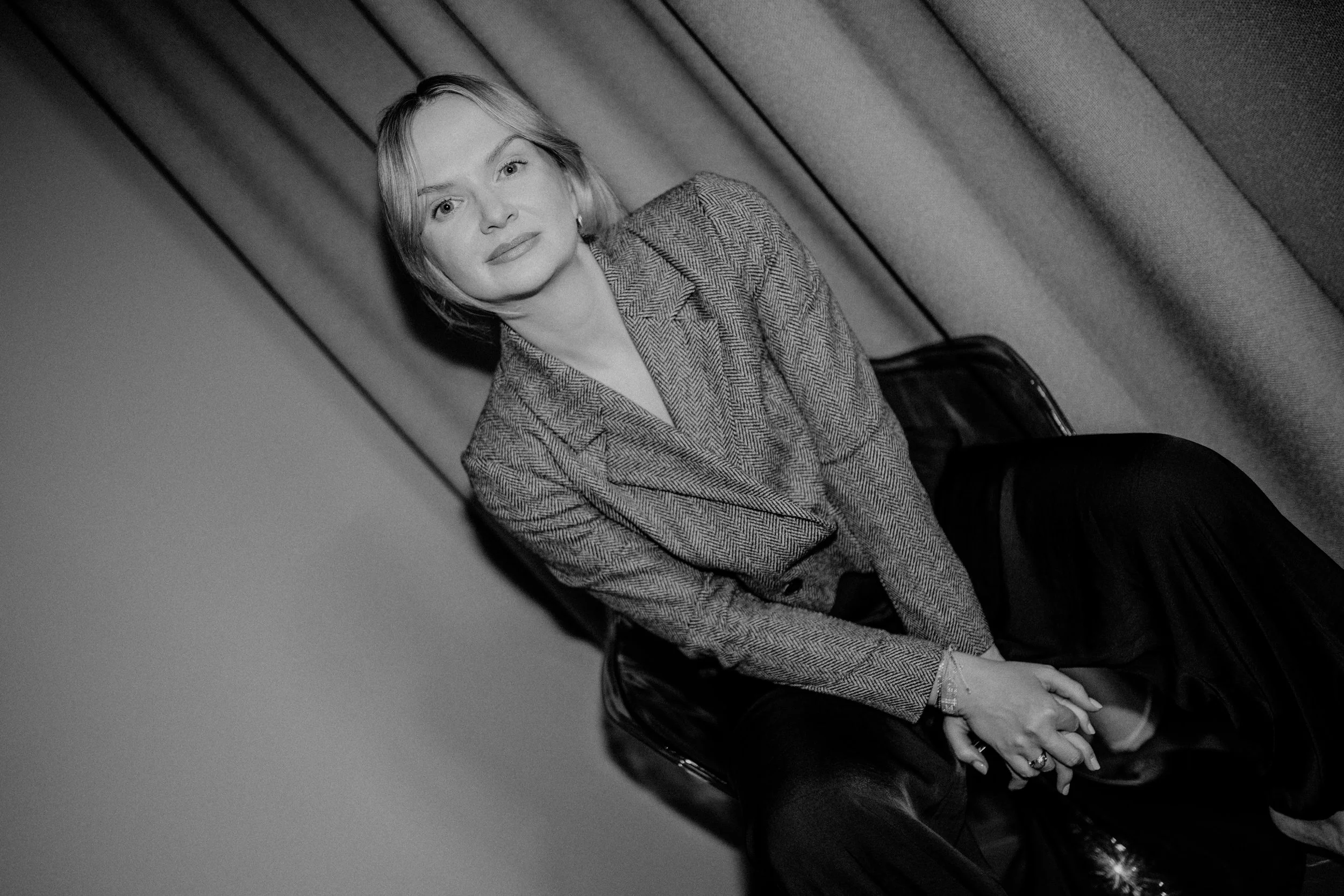Schwarz-weißes Foto von Kristina Lunz auf einem Stuhl sitzend
